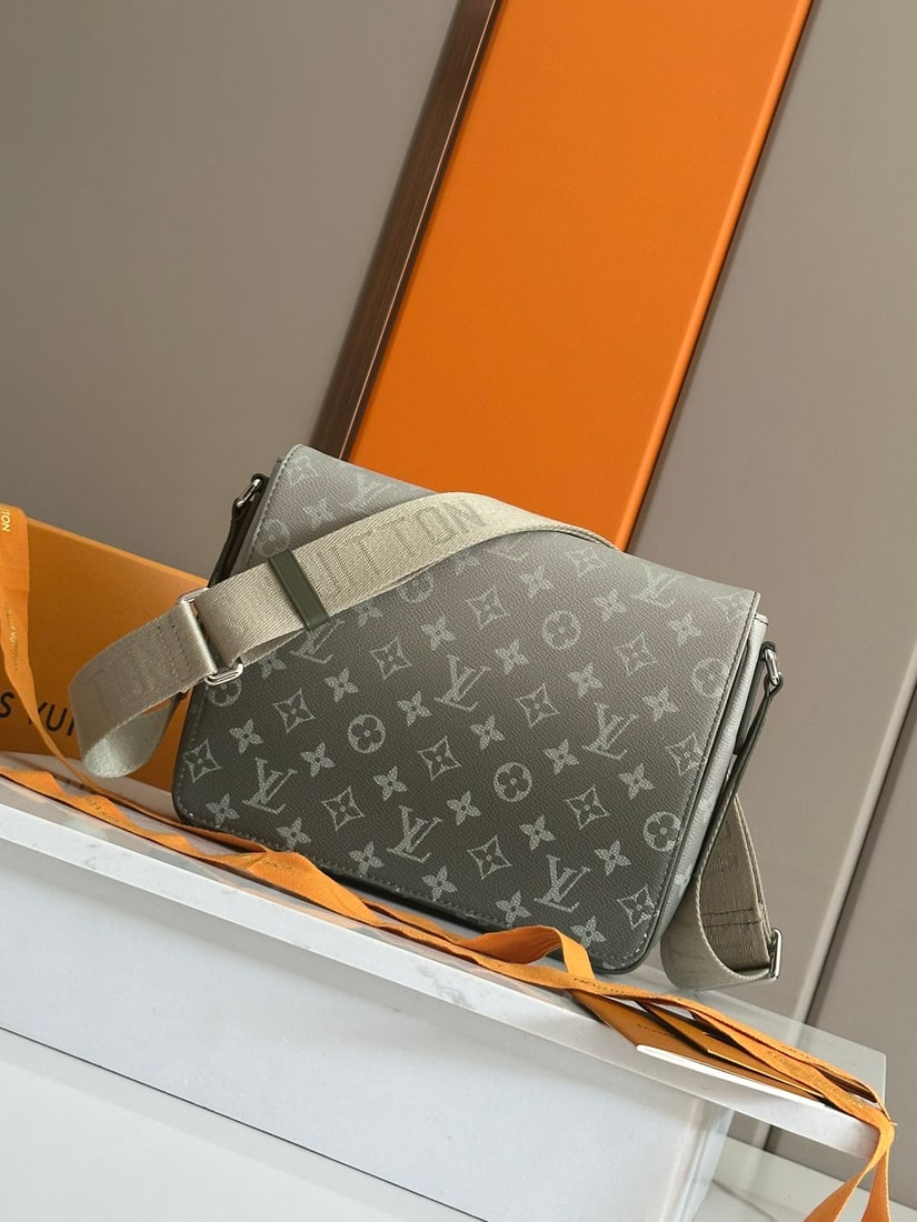 LOUIS VUITTON: LOUIS VUITTON 26 X 20 X 7 CM We offer shipping services to customers in more than 118 countries. Our dedicated team expertly handles both domestic and global shipping arrangements.