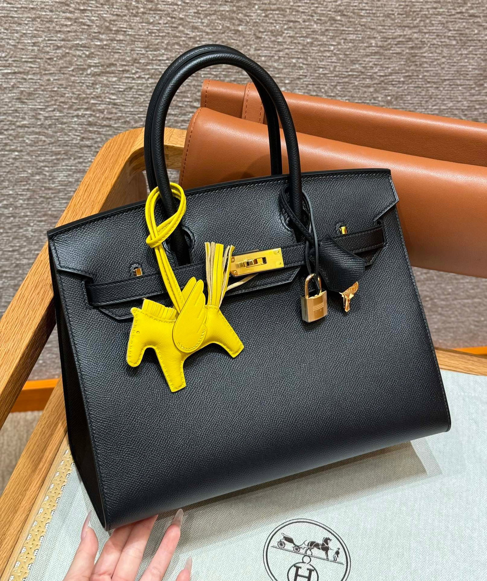 HERMES: HERMES BIRKIN COLOUR:CK89 NOIR, SIZE:30 X 22 X 16, LEATHER:EPSOM FROM FRANCE, HARDWARE:GOLD We provide FREE SHIPPING services for North American customers whose hammer price is over 500 USD We also of