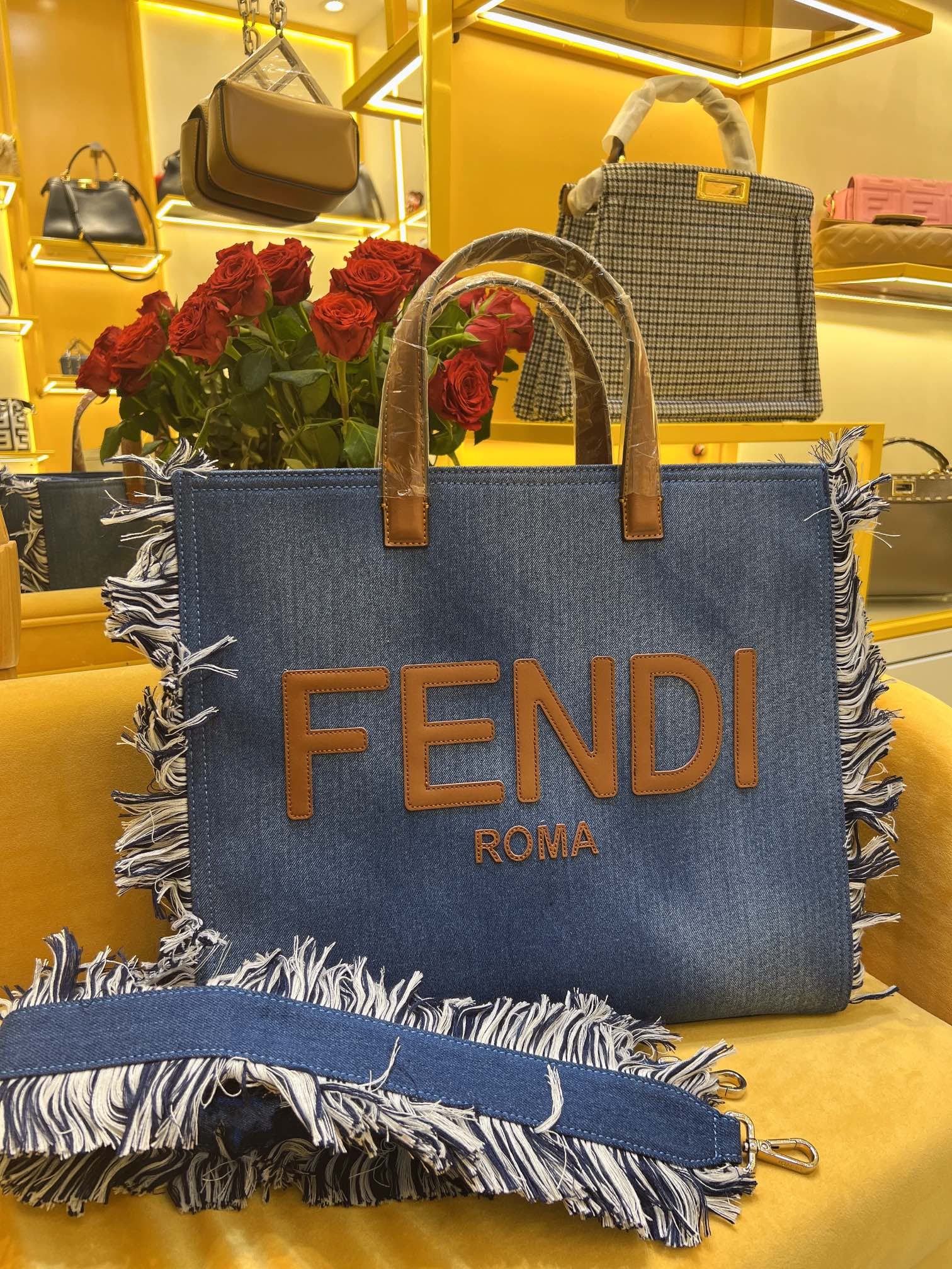 FENDI: FENDI 40 X 35CM We provide FREE SHIPPING services for North American customers whose hammer price is over 500 USD We also offer CONSOLIDATED SHIPPING for all goods to our international customers at af