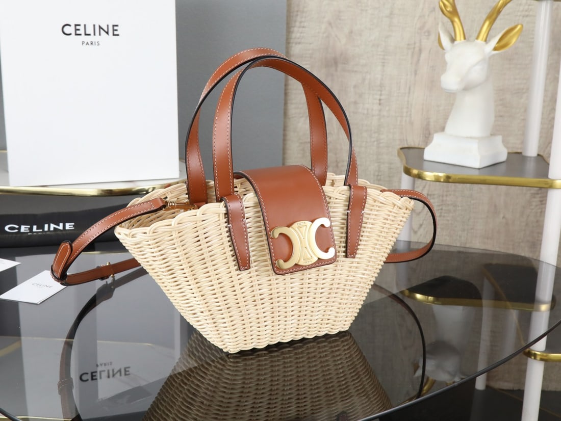 CELINE: CELINE TEEN COUFFIN 32 X 14 X 7CM We provide FREE SHIPPING services for North American customers whose hammer price is over 500 USD We also offer CONSOLIDATED SHIPPING for all goods to our internation