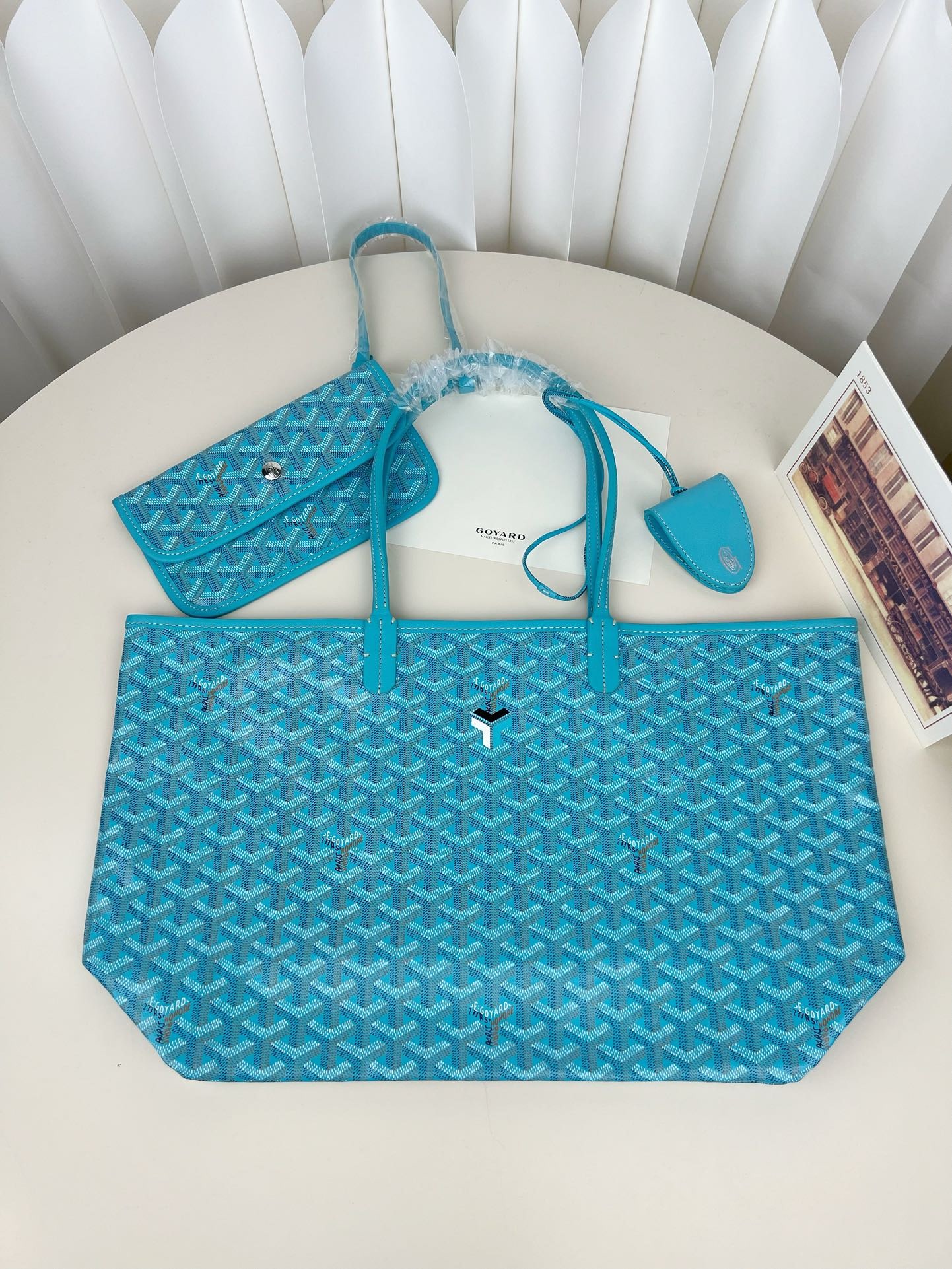 GOYARD: GOYARD 28 X 15 X 34CM We provide FREE SHIPPING services for North American customers whose hammer price is over 500 USD We also offer CONSOLIDATED SHIPPING for all goods to our international customers