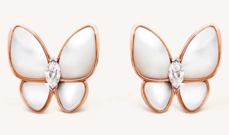 VAN CLEEF & ARPELS EARINGS: We provide FREE SHIPPING services for North American customers whose hammer price is over 500 USD We also offer CONSOLIDATED SHIPPING for all goods to our international customers at affordable prices.
