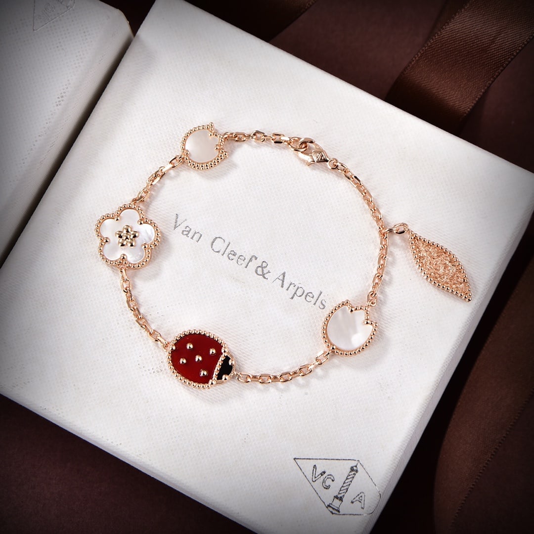 VAN CLEEF & ARPELS: We provide FREE SHIPPING services for North American customers whose hammer price is over 500 USD We also offer CONSOLIDATED SHIPPING for all goods to our international customers at affordable prices.