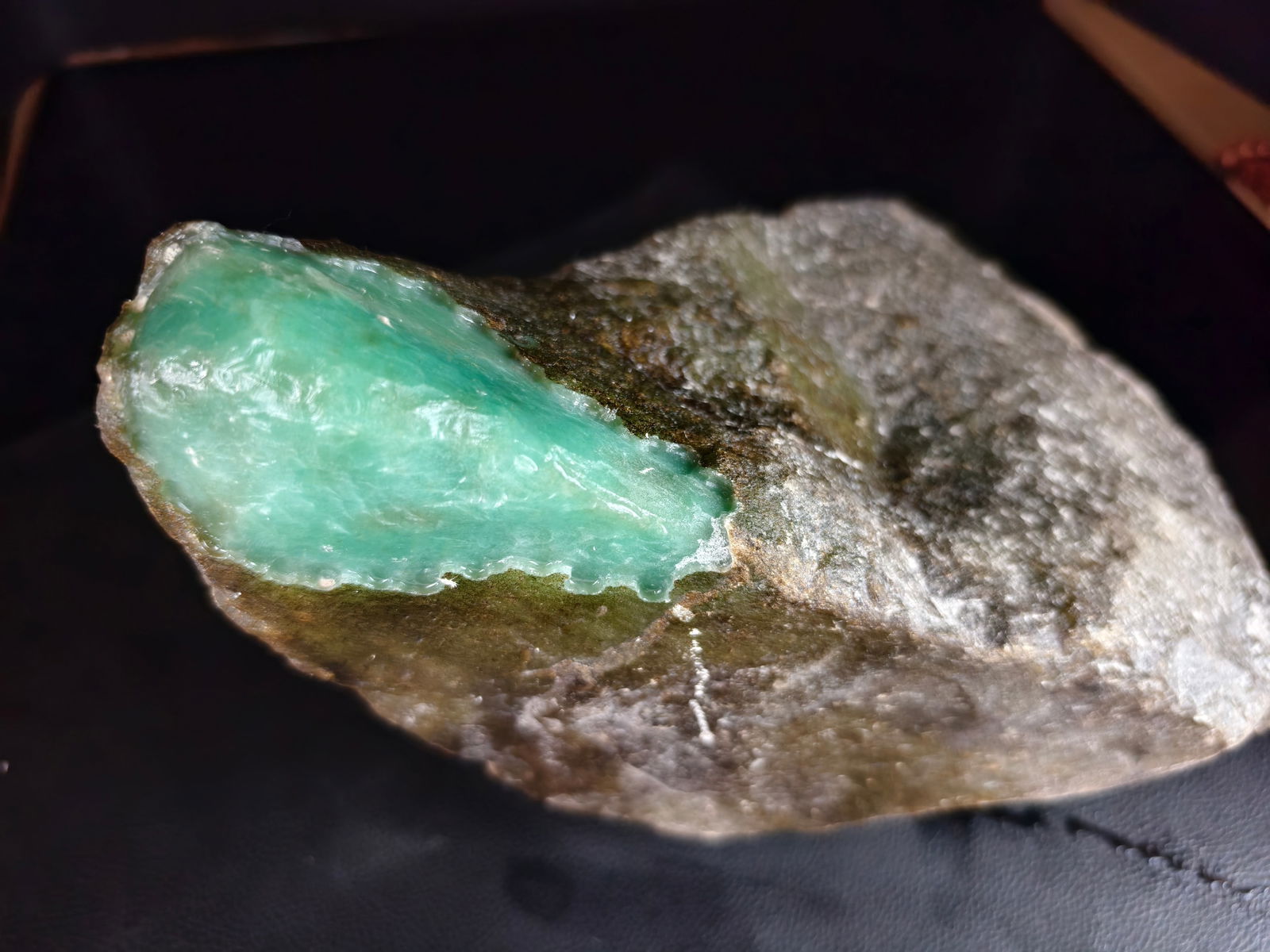 Fine high-quality ice apple green jadeite rough stone gambling stone (1 of 9)