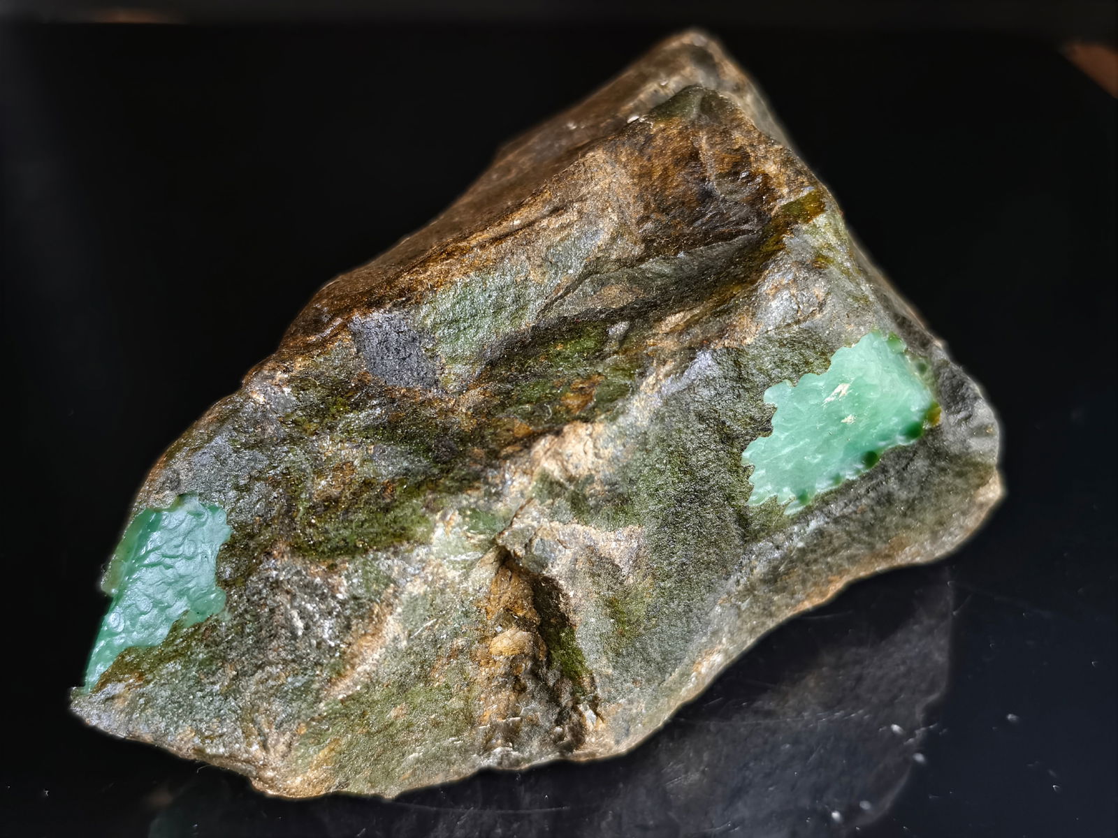 Fine old jadeite rough stone gambling stone (1 of 10)