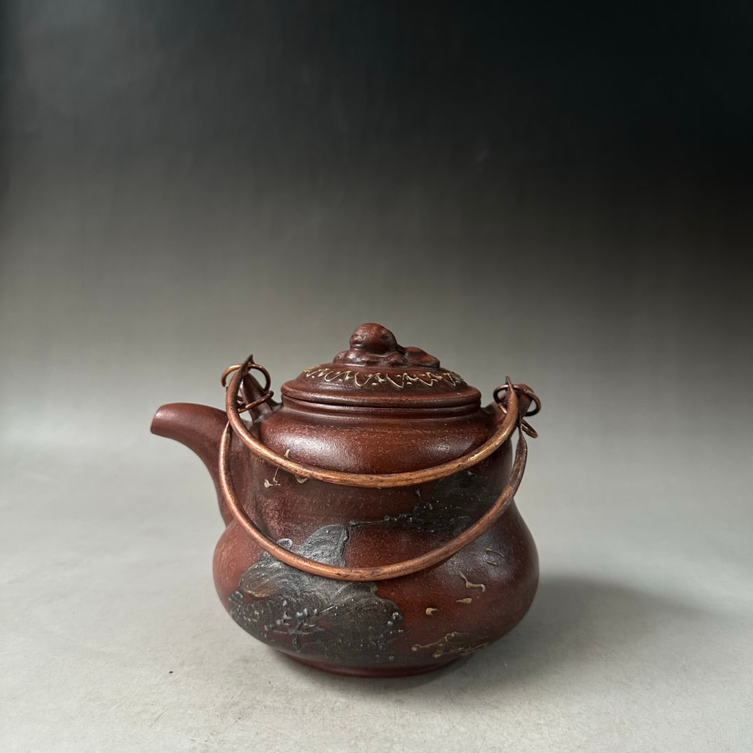 Fine collection of purple clay teapots with painted copper handles: Enjoy tea with this exquisitely collectible purple clay teapot: Clay-painted copper handle. Base inscription: Pei Quanlin. Material: Purple clay. Capacity: 600cc. Drain hole: Single hole. Dimensions: