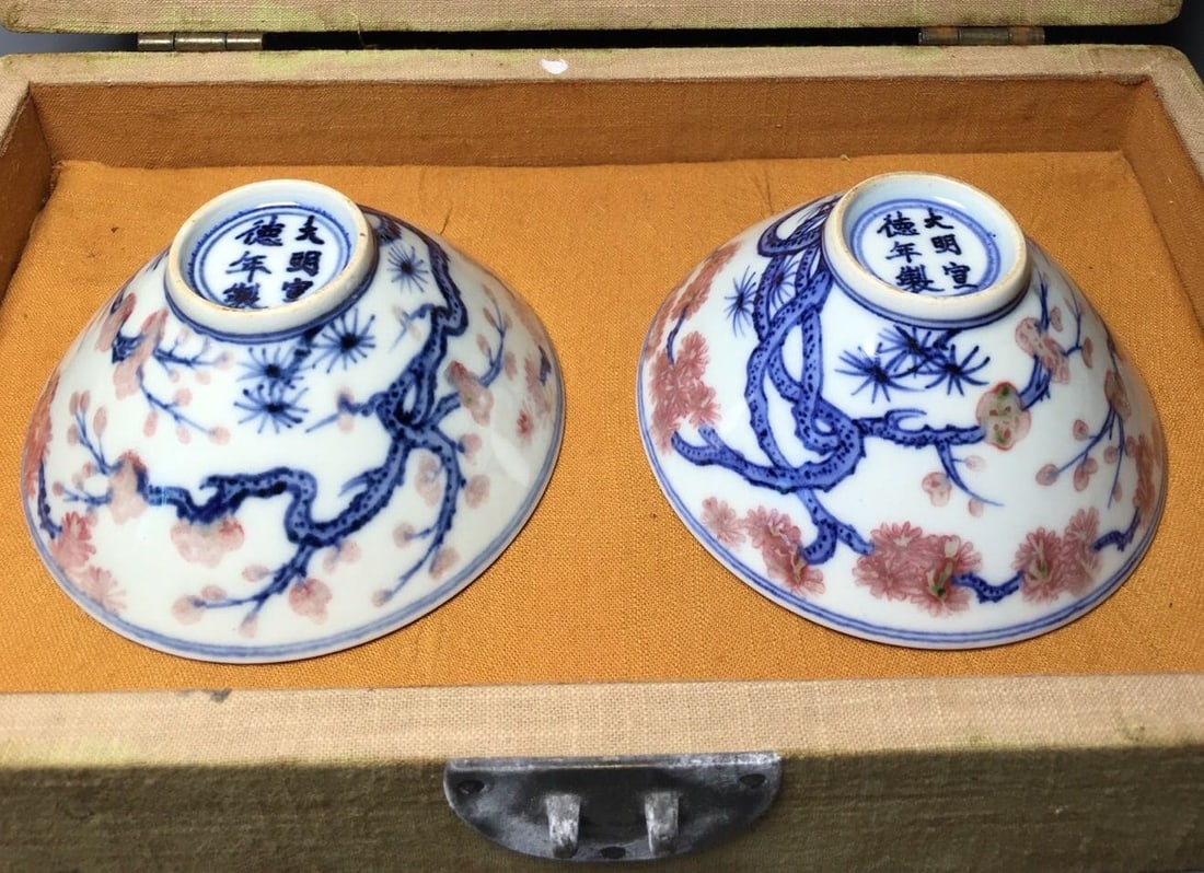 Collectible old embroidery box Ming Dynasty Xuande blue and white underglaze red tea cup: Collectible, Ming Dynasty Xuande blue and white underglaze red tea cup in old embroidery box, diameter 9.5 cm, height 4.5 cm Provenance:Mrs. Blair, Newport Beach, California. Our dedicated team expert