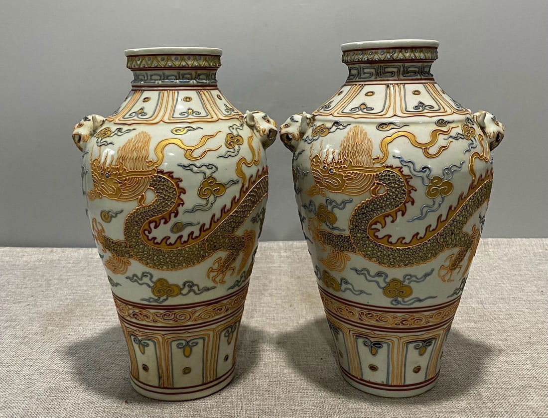 Yuan Dynasty lifen dragon pattern animal head large mouth bottle: Yuan Dynasty lifen dragon pattern animal head large mouth bottle, more precious than Yuan Dynasty blue and white porcelain height 25.5 cm width 17 cm Provenance:Private collection from a professor in