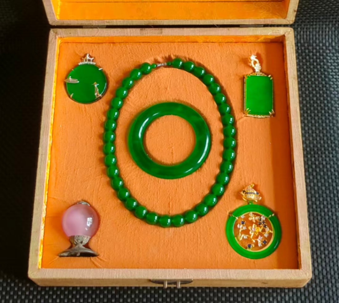 Collectible item: Top-grade icy imperial green jadeite necklace + bracelet + silver and silver-gilt (1 of 9)