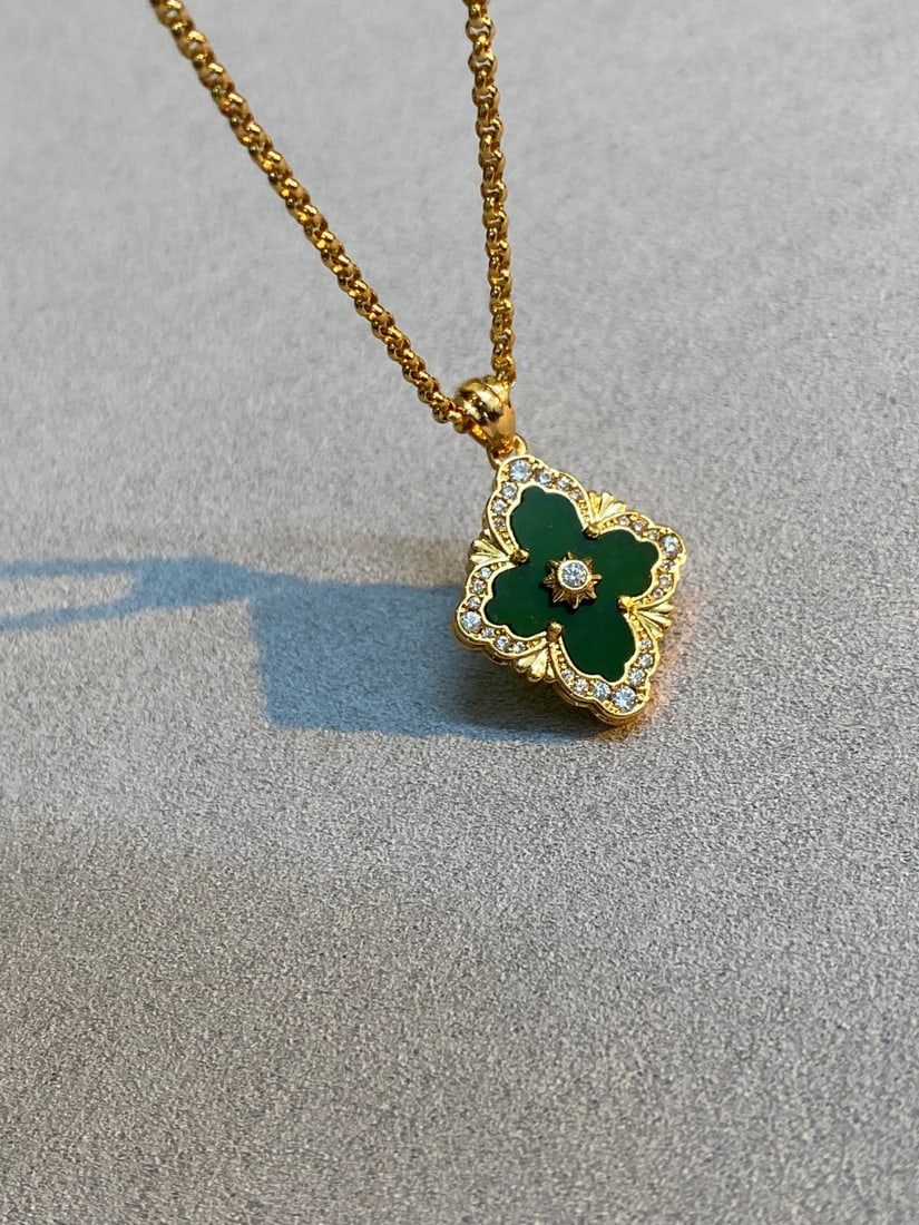 Buccellati Malachite and Diamond Single Flower Necklace: Buccellati Malachite and Diamond Single Flower Necklace Our dedicated team expertly handles both domestic and global shipping arrangements.