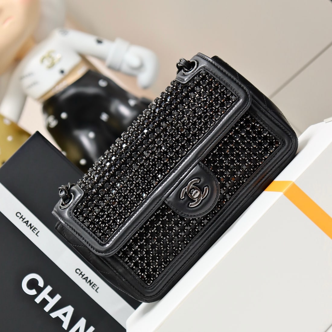 Chanel: 24k openwork sparkling crystals. Sparkling crystals possess noble and elegant qualities. Cleverly incorporating these materials into the handbag design significantly enhances the bag's quality, satisf