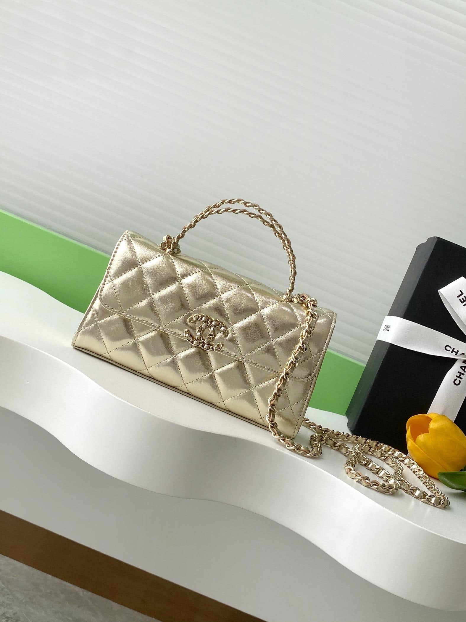 Chanel cross handbag Kelly: This Kelly leather crossover handbag, in a large horizontal style with a flap, is both retro and fashionable. The interwoven leather and chain details are absolutely stunning and exude a high-end feel