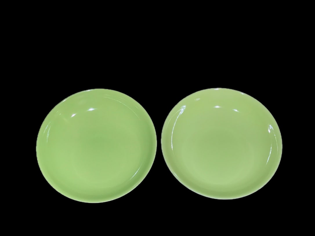 Yongzheng apple green glaze plate: Yongzheng apple green glaze plate, pure handmade body, beautiful shape, straight and upright modeling, complete appearance! Provenance:Private Estate, San Diego, California. Our dedicated team expertl