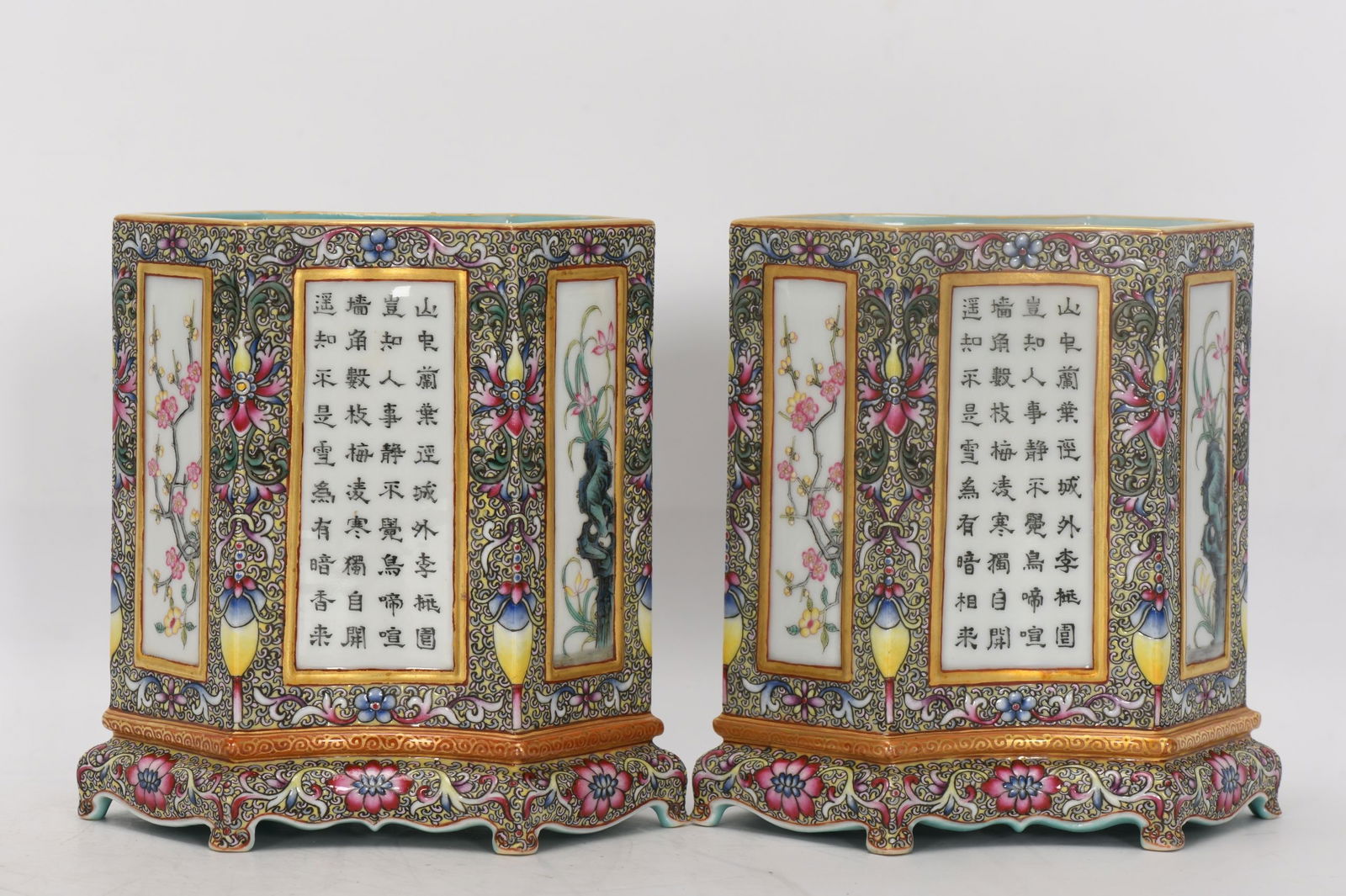 Qianlong Period, Qing Dynasty; Enamel-colored Gu Yuexuan Six-sided Windowed Ancient Poetry and: Qianlong period of the Qing Dynasty; enamel-painted Gu Yue Xuan six-sided window pen holder with ancient poetry and flowers, height 12.9 cm, mouth diameter 11.5 cm long, mouth diameter 7 cm wide, bott