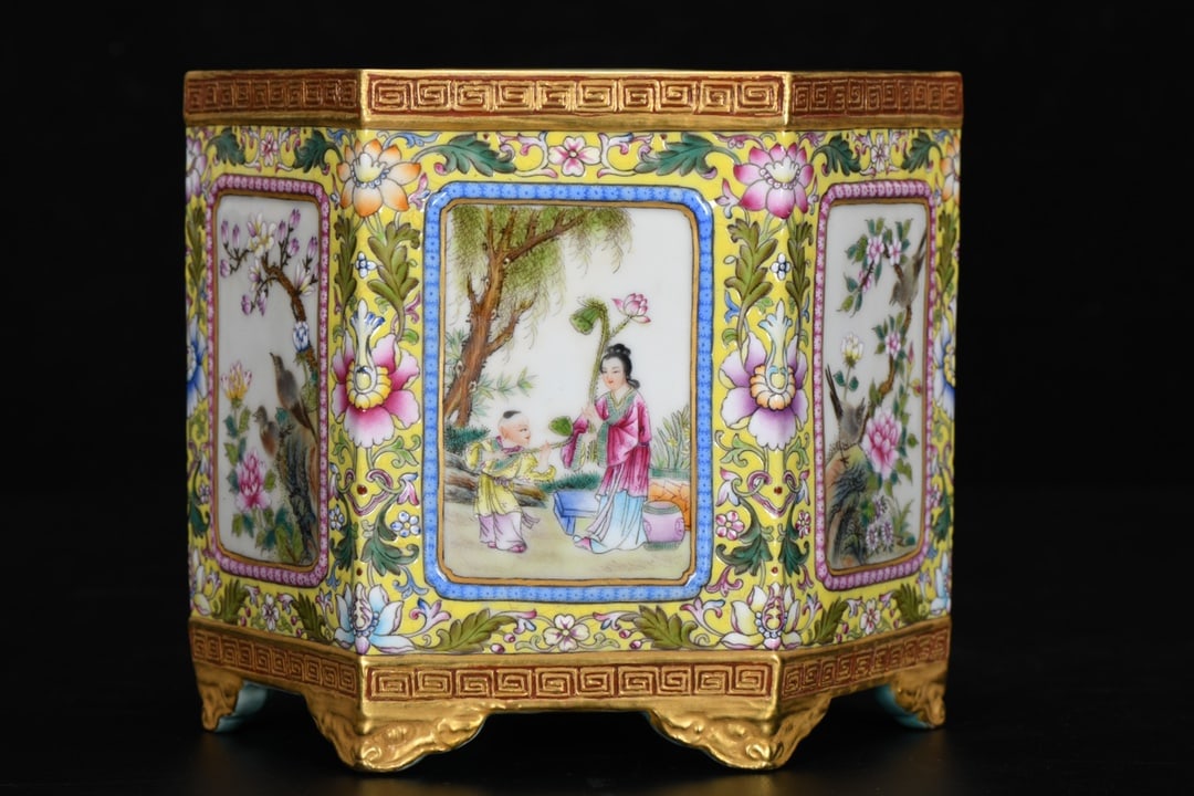 A six-sided enamel-carved, gold-painted window-shaped figure, flower, and bird-shaped pen with a: Qianlong period of the Qing Dynasty, hexagonal brush with carved enamel and gold-painted window-shaped figures, flowers and birds, height 14.8 cm, diameter 17.2 cm, base diameter 17.5 cm. Provenance:P