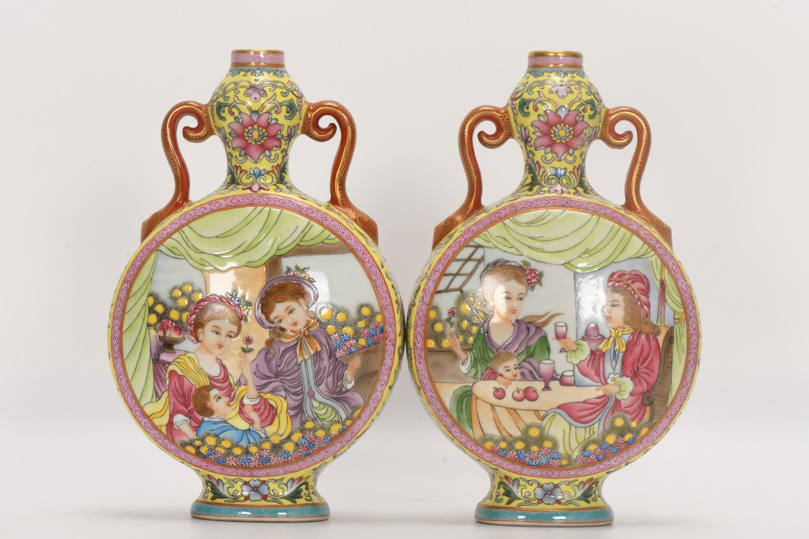 A Qing Dynasty Qianlong period enameled yellow ground window-shaped Western figure moon-embracing: Qing Dynasty, Qianlong period, enameled yellow ground, window-cut Western figures, double-handled moon-embracing vase, height 21.2 cm, mouth diameter 2.6 cm, belly diameter 13.5 cm, bottom diameter 6.