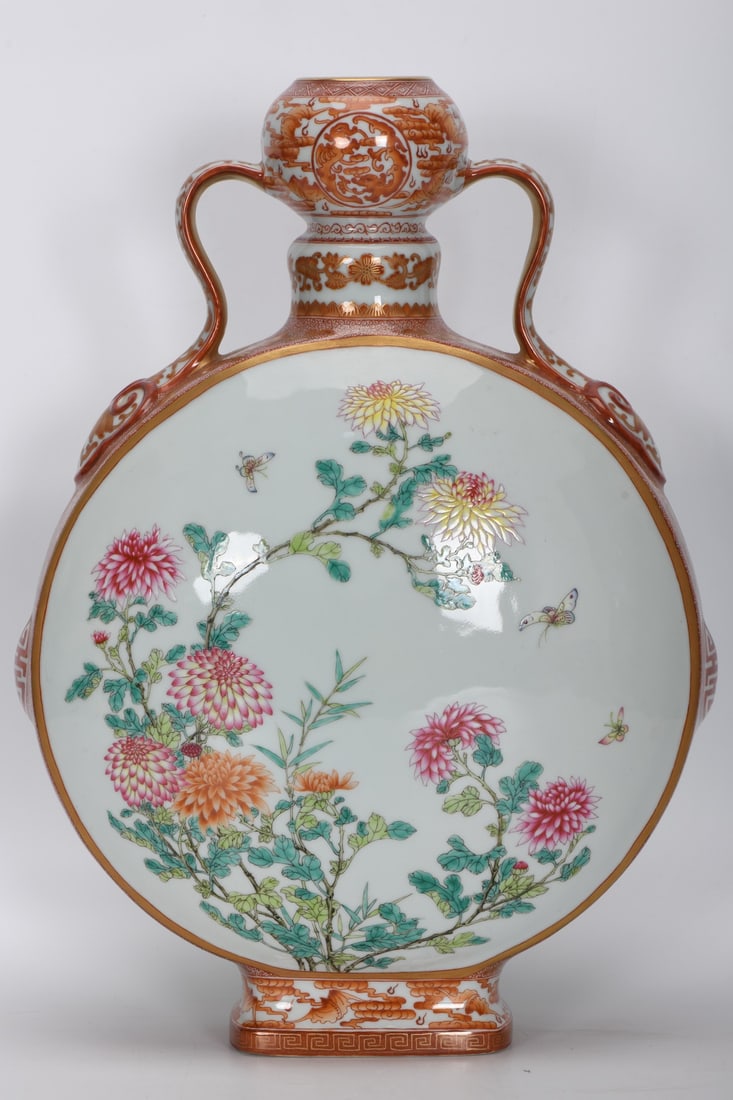 A moon-shaped vase with two handles and a window-shaped floral pattern, Yongzheng Period, Qing: Yongzheng period of the Qing Dynasty, an enameled alum-red windowed floral double-handled moon-shaped vase, 42 cm high, 5.9 cm in diameter, 31 cm in belly diameter, and 12.2 cm in base diameter. Prove