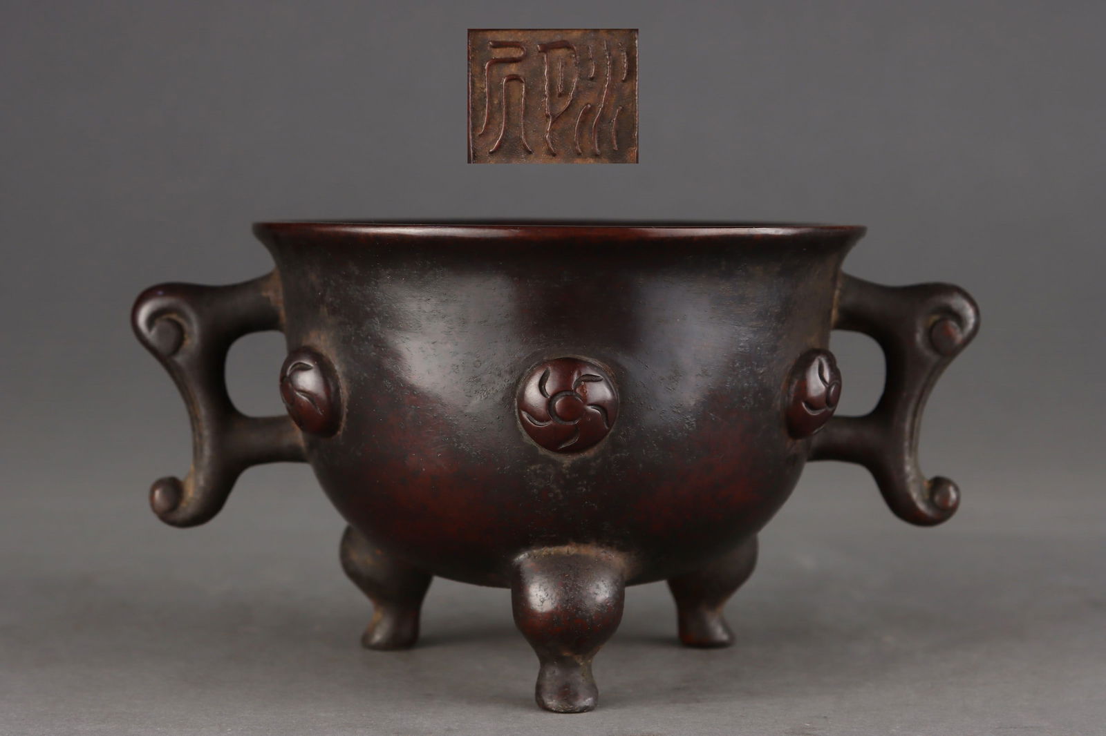 Ming Dynasty Finely Cast Purple Copper Body Six-Character Mantra Drum-Shaped Incense Burner: A Ming Dynasty finely cast bronze drum-shaped incense burner with the six-character mantra. Dimensions: Height 10.8cm, Mouth diameter 14.8cm, Ear spacing 20.5cm. Inscription: Song Yue Lu (??????).