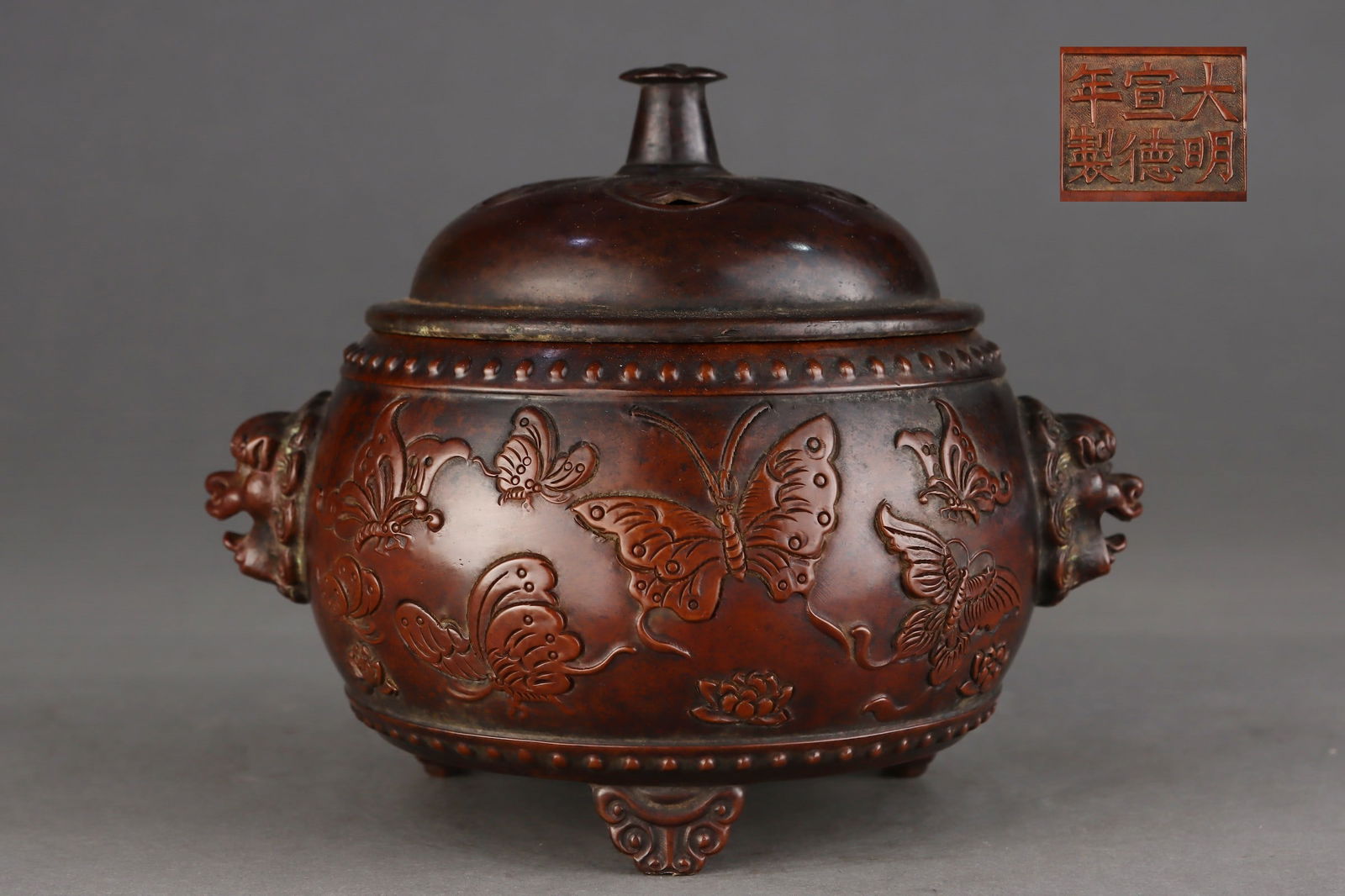 Ming Dynasty Finely Cast Purple Copper Gilded Drum-Shaped Incense Burner with Hundred Butterfly: A finely cast, gilt bronze drum-shaped censer with a hundred-butterfly design from the Ming Dynasty. Dimensions: Height 15.5cm, Mouth Diameter 11.5cm, Belly Diameter 15.5cm, Ear Spacing 19.5cm. Marked