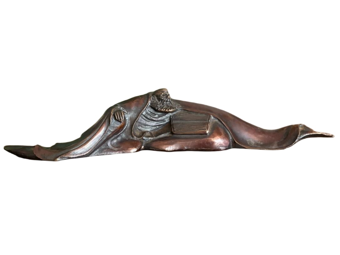Pure copper Bodhidharma brush rest: This pure copper Bodhidharma brush rest can also be used as a paperweight. Exquisitely crafted, sized as pictured, and in excellent condition: 30 x 4 x 5.5 cm.