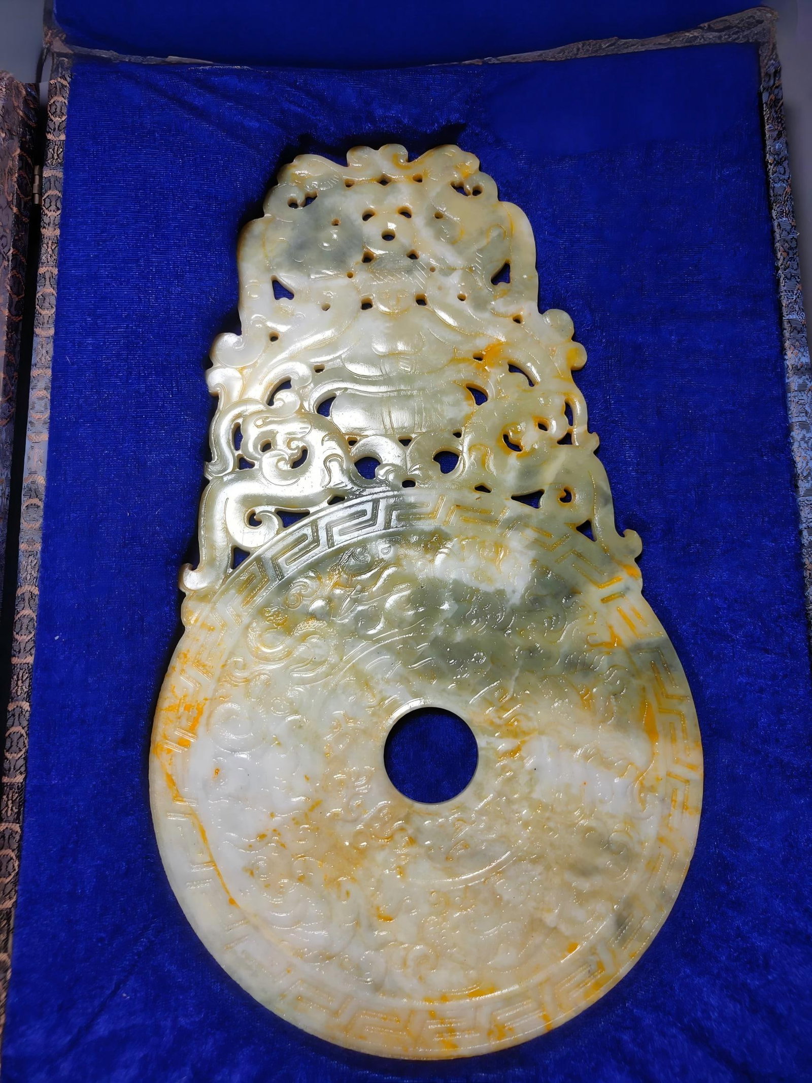 Ancient jade bi disc: Fine ancient jade bi disc, dimensions: 35 x 20.5 x 0.8 cm, weight: 812 g. Provenance:Private collection, Vancouver, Canada. Our dedicated team expertly handles both domestic and global shipping arrang