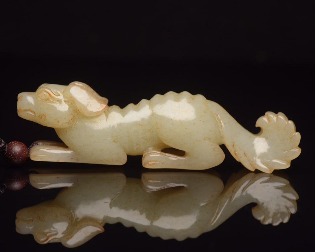 Hotan Jade Prosperity: Hetian jade "Prosperity" ornament dimensions: 9.2 x 2.6 x 1.6 cm, weight 48 g. The jade is warm and delicate, with natural color patina, skillful carving, excellent patina, vivid carving, smooth lines