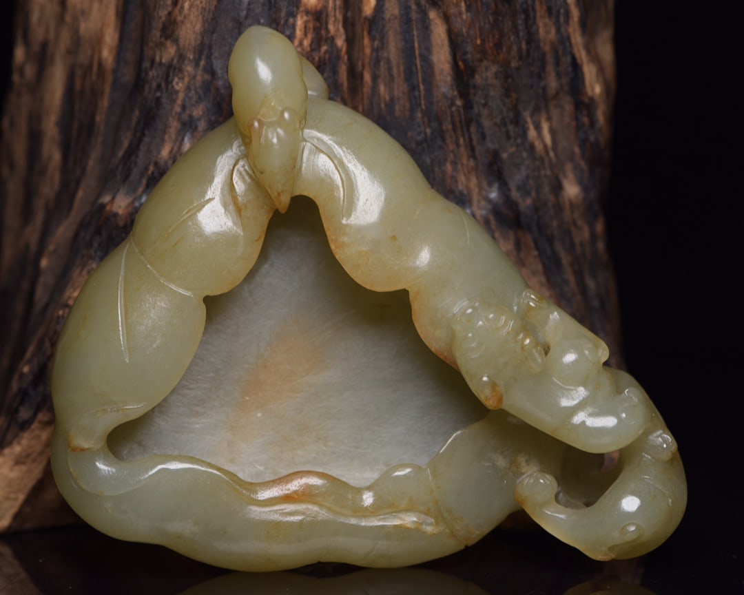 Hetian jade brush washer: Hetian jade brush washer specifications: 10X8.8X3.3CM, weight 188G. The jade is warm and delicate, with natural color patina, skillful carving, excellent patina, vivid carving, smooth lines, and perfe