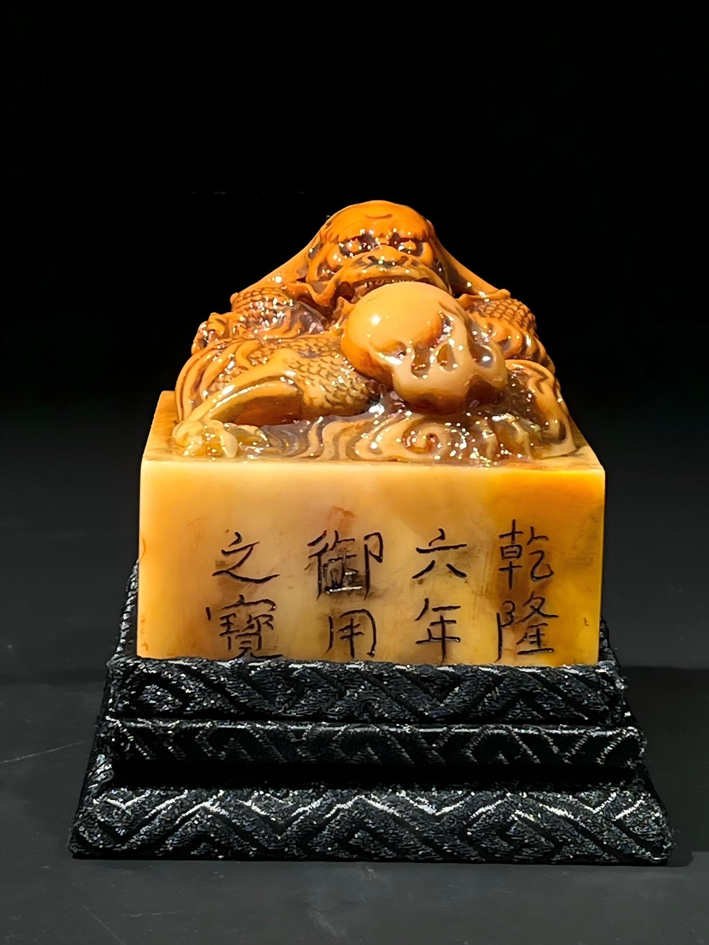 Hand-carved Shoushan stone seal Enlightenment>: rare, hand-carved Shoushan stone seal, "Enlightenment," from a long-time collector. The seal is crafted by a renowned artist, featuring exquisite workmanship, high relief carving, a unique appearance,