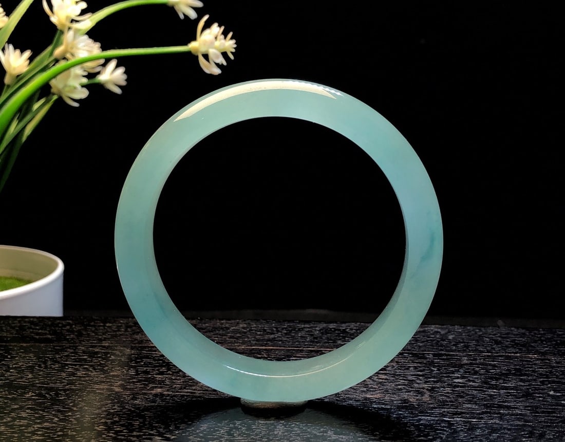 A high-glazed sky blue flat bracelet: A high-quality, icy blue flat bangle, made from superior materials, icy and translucent, with full color and smooth lines, a smooth and delicate feel, and an oily patina. In perfect condition. Provena