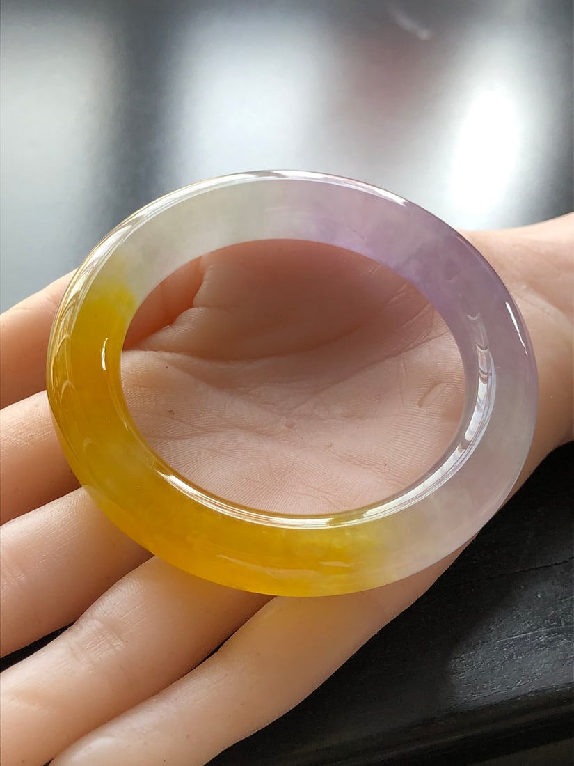 A round bangle made of high-quality, icy jadeite with floating flowers.: A high-quality, icy, floating-flower round bangle made of dragon stone. The material is of superior quality, with an icy, translucent, and lustrous appearance. The lines are smooth and rounded, the co