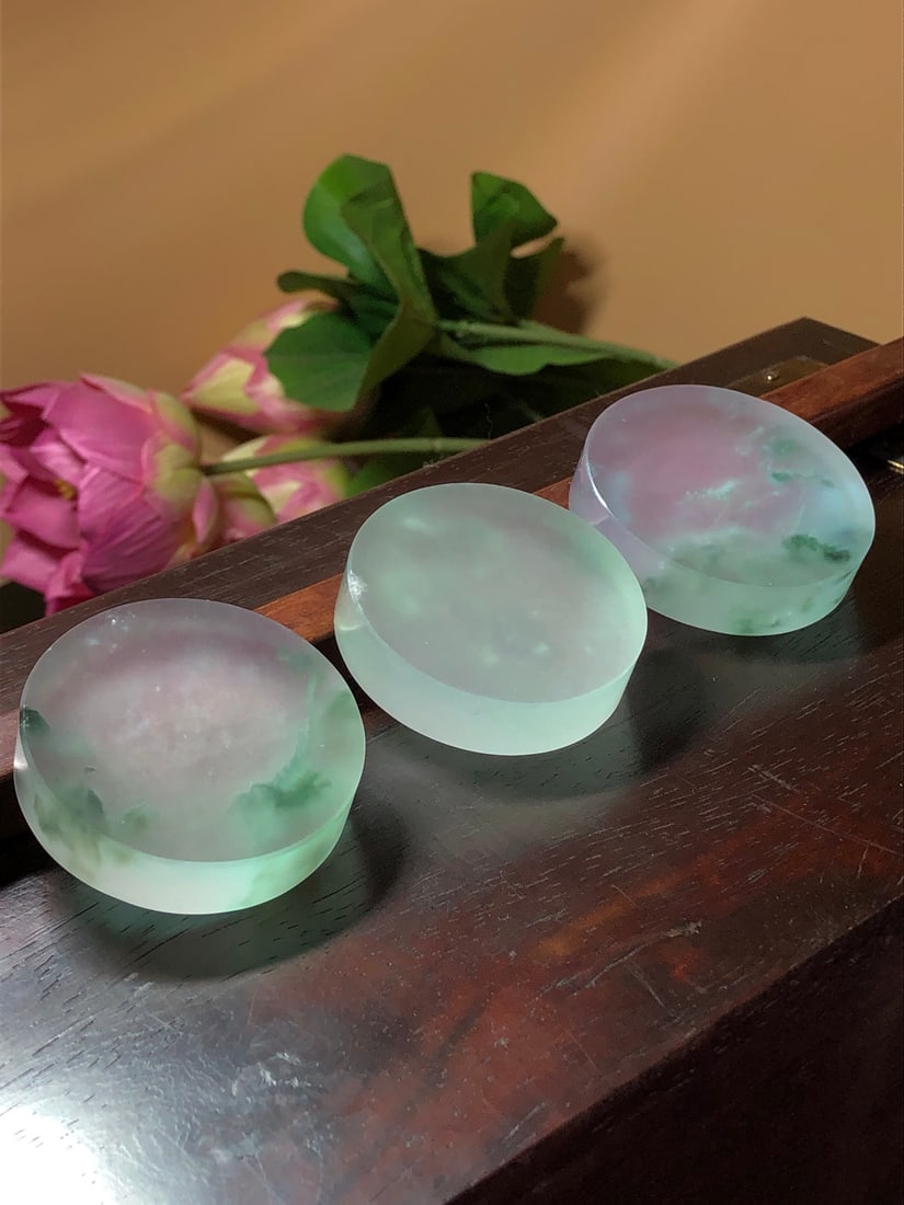 High-ice floating flower jadeite bangle core: This is a high-quality, translucent jadeite bangle core with floating green patterns. It is made from superior materials, is icy and translucent with a beautiful color, has an oily patina, and is in p