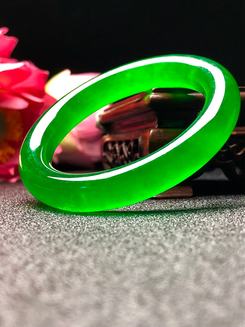 One Imperial Green High-Ice Jadeite Round Bangle: A high-quality, icy green jadeite bangle in round shape, perfectly translucent and full of vibrant green color. It is in excellent condition and in perfect condition. Provenance:Mrs. Blair, Newport Be