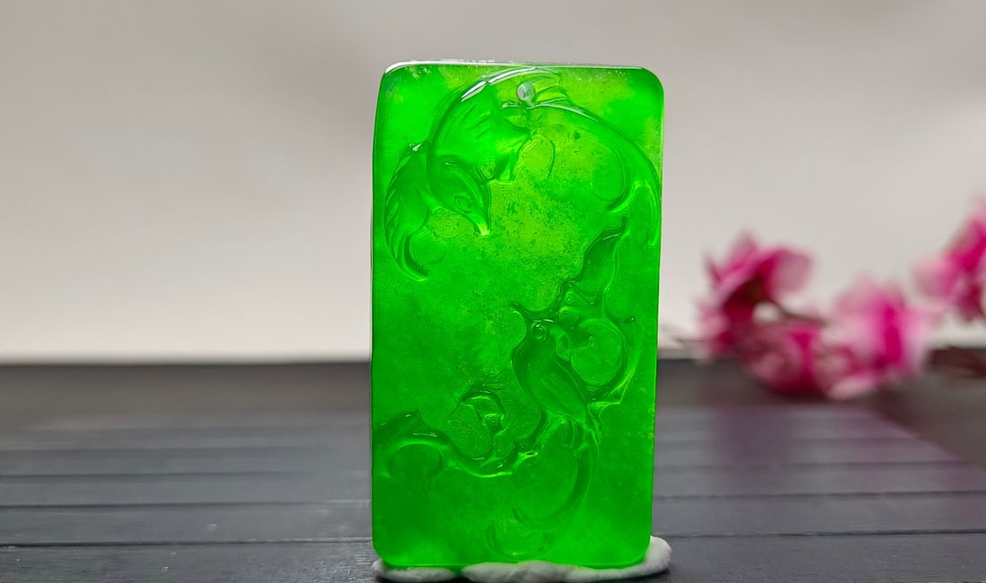 Top-grade dragon stone imperial green extra-large and extra-thick jadeite pendant (1 of 8)