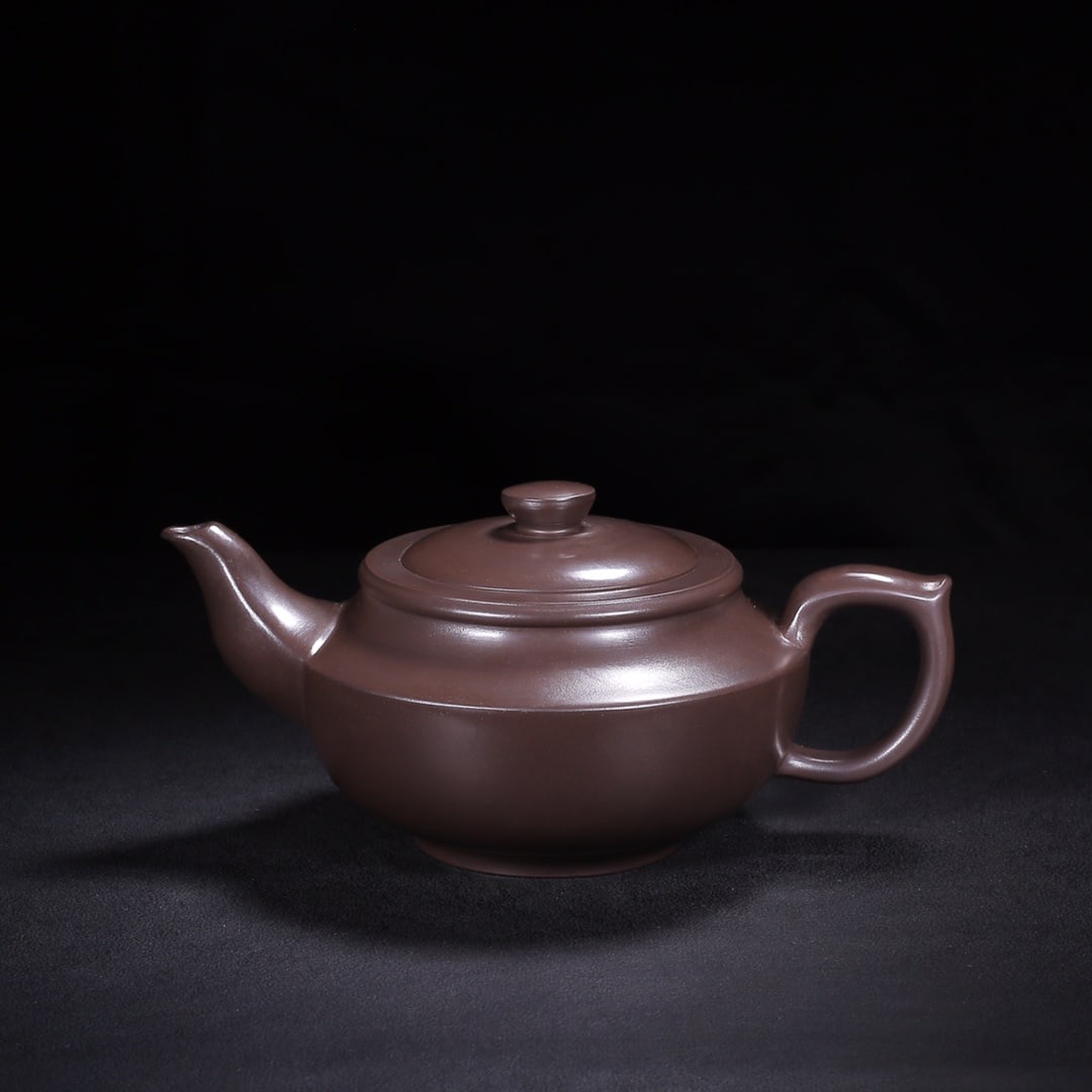 Product Name: Hanyun: Product Name: Han Yun (Han Cloud) Bottom Mark: Wuling Artist Lid Mark: Gu Jingzhou Size: 19X9cm Capacity: 500cc Zisha (purple clay) Classification: Superfine Original Zisha Clay Bottom Mark Introducti