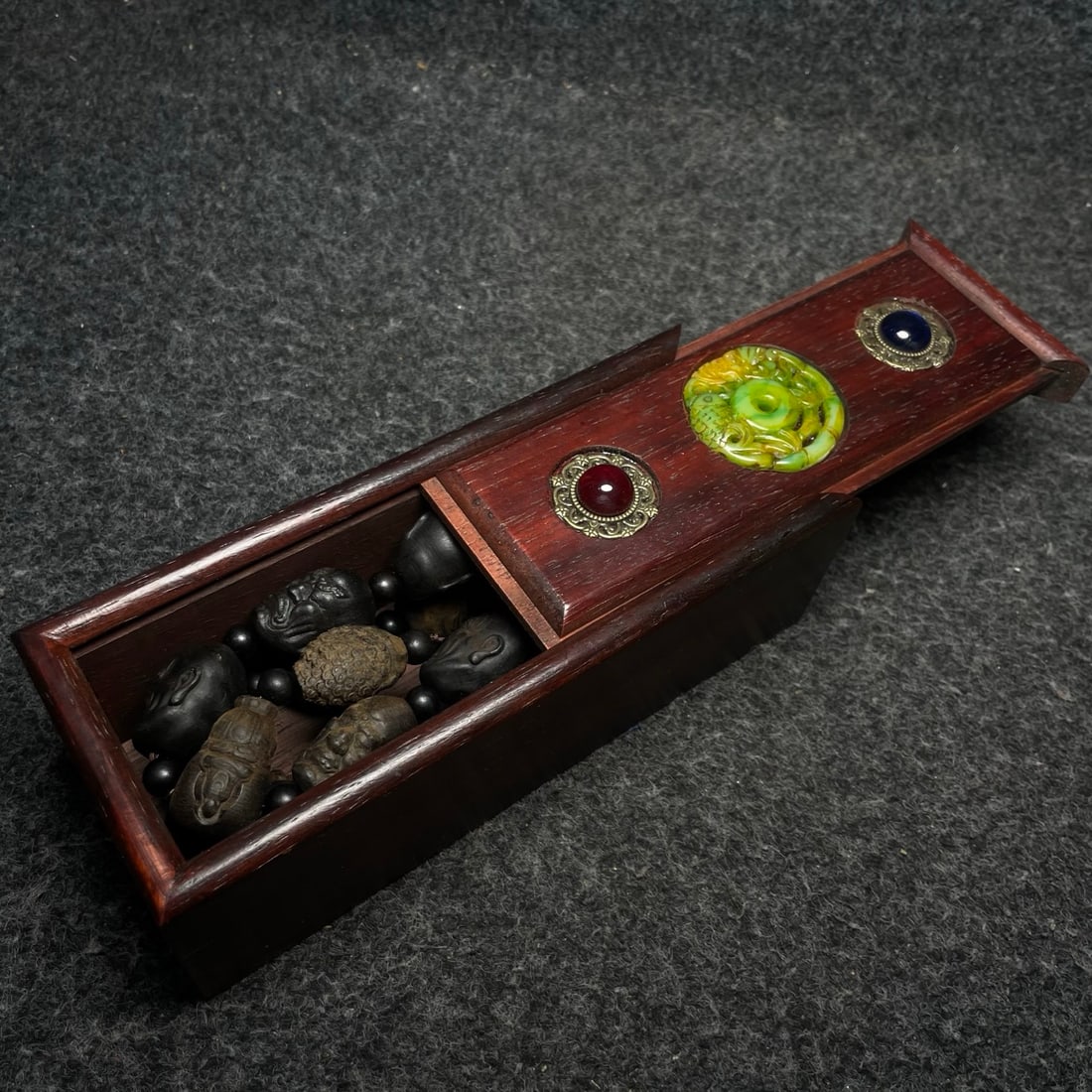 The rosewood and jade inlaid collection box contains a precious agarwood carving of eighteen arhats: The rosewood and jade inlaid collection box contains a precious agarwood carving of eighteen Arhats and eighteen beaded hands. Handle dimensions: 20 mm in diameter. Collection box dimensions: 18 x 7 x