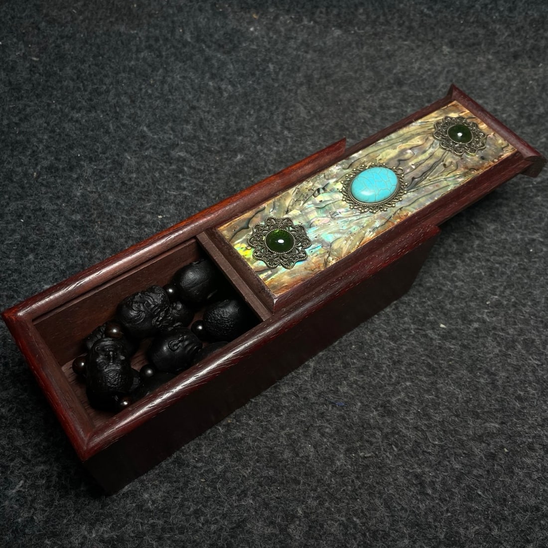 The rosewood and mother-of-pearl inlaid collection box contains a precious agarwood eighteen arhats: Rosewood inlaid mother-of-pearl collection box contains precious agarwood eighteen Arhats and eighteen beaded hands. Handle size: 19 mm in diameter. Collection box dimensions: 18 x 7 x 6 cm (L x W x H
