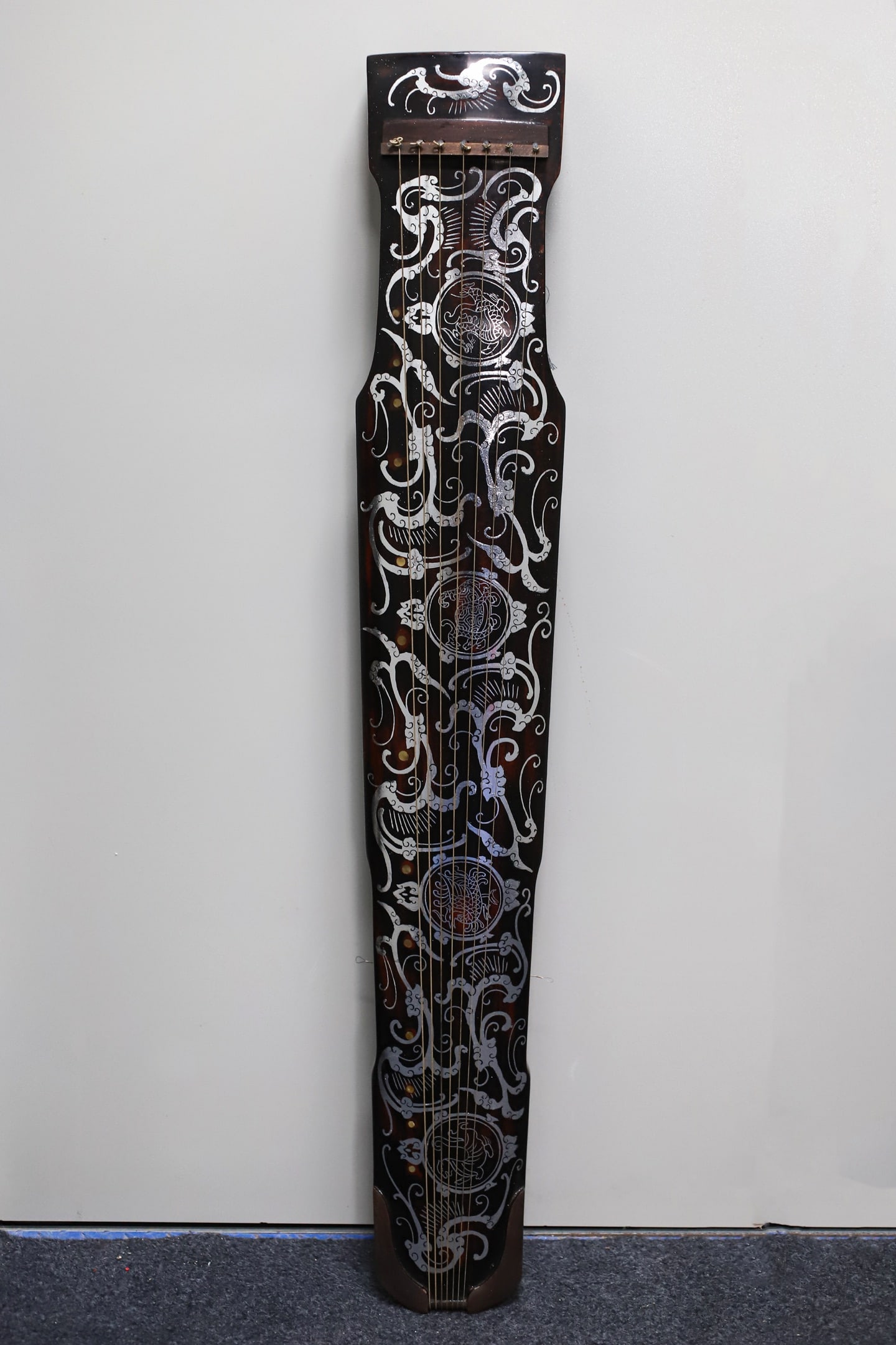 Treasured wooden lacquerware seven-stringed guqin (1 of 10)