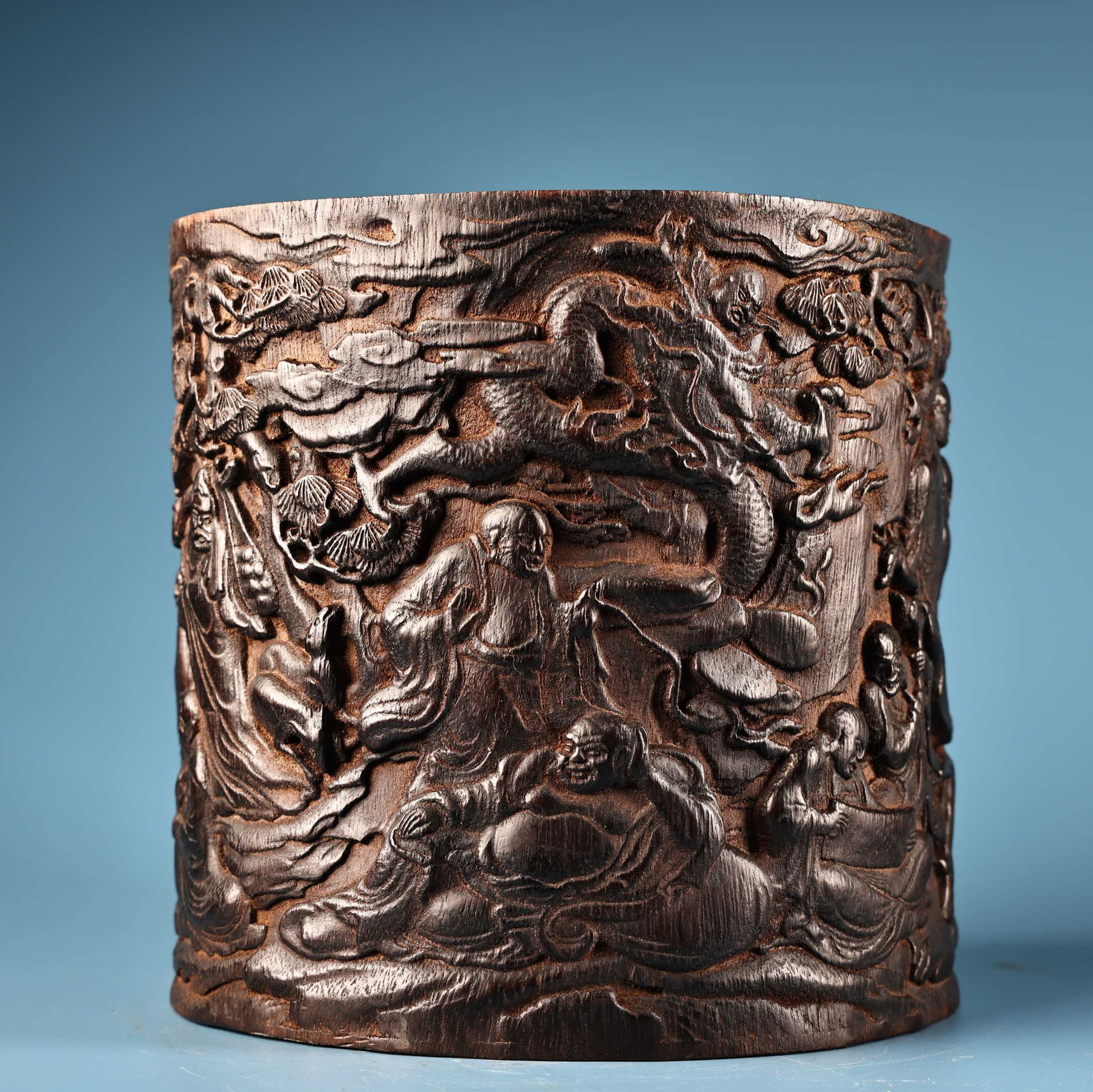 Rare antique collection, acquired in the countryside: A sandalwood brush holder with high relief: A rare, well-preserved agarwood brush holder with a high-relief carving of eighteen Arhats, acquired during a trip to the countryside. Exquisitely crafted and beautifully designed. Weighs 1000 grams,