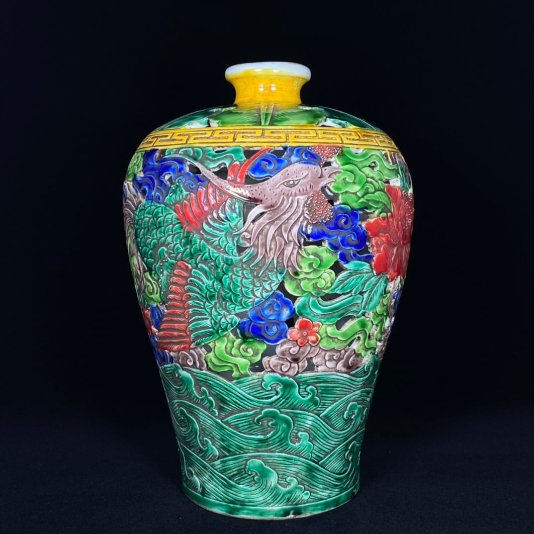 A famille rose openwork plum vase with phoenix and peony design from the Qianlong period of the Qing (1 of 8)