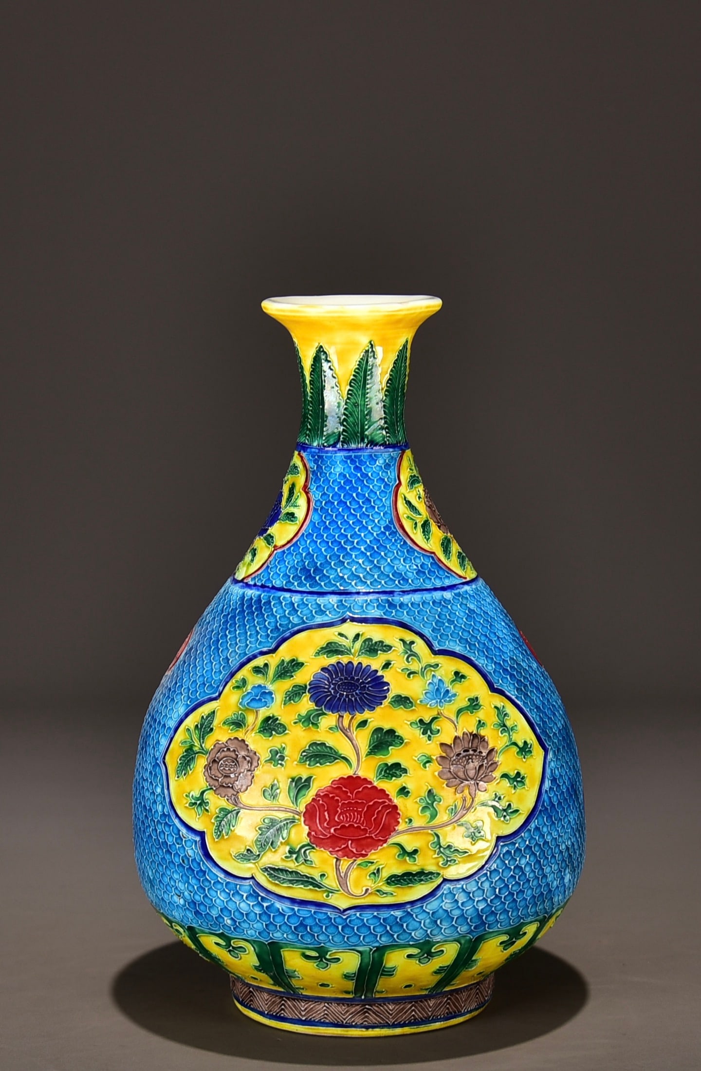 Formerly in the collection of a Yongle period Ming dynasty enamel-painted Yuhuchun vase with floral (1 of 9)