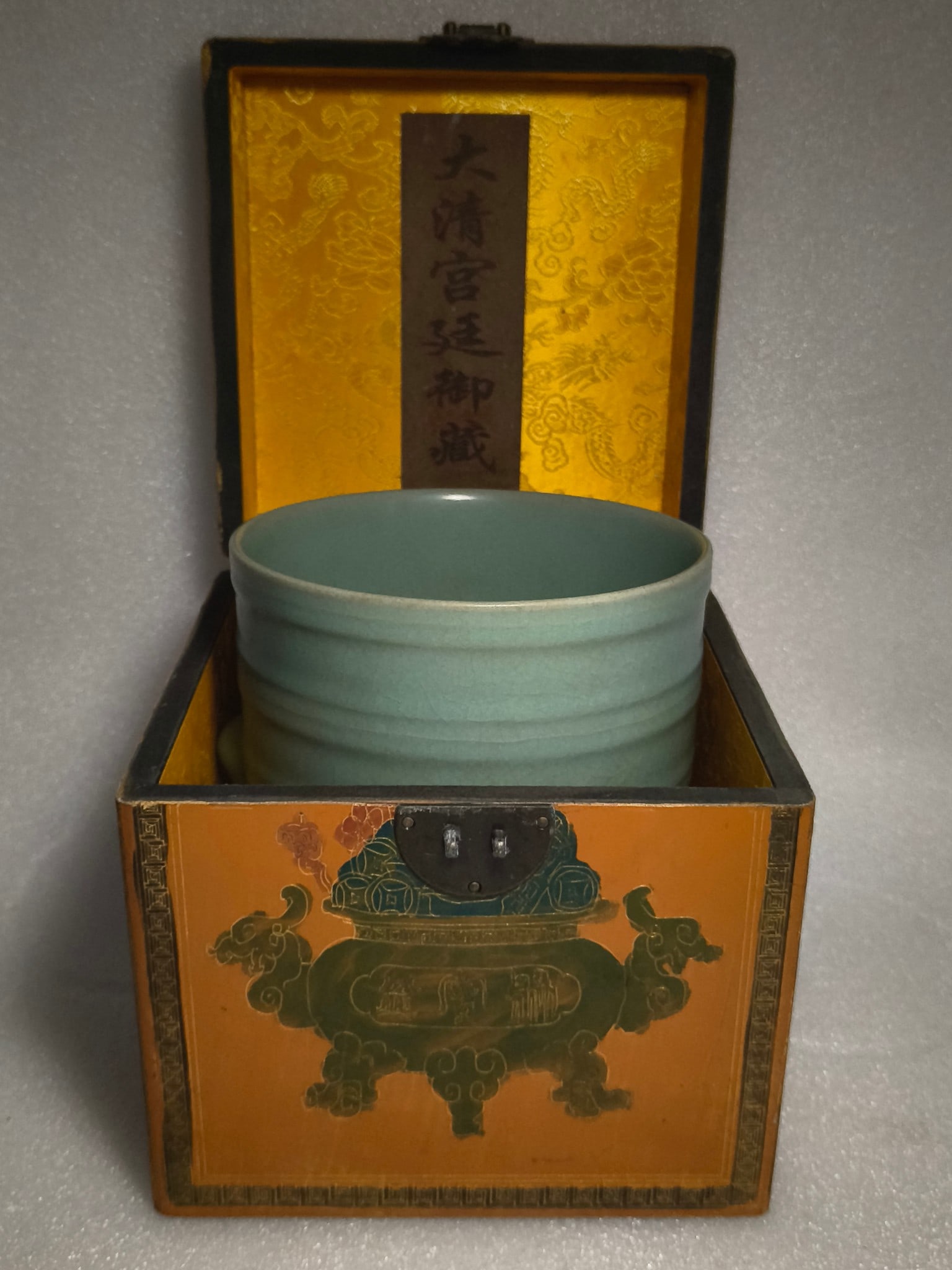 Three-legged brush washer with crackled glaze: Natural crackle pattern, excellent color, flawless, a collector's item. Provenance:Private collection, Connecticut. Our dedicated team expertly handles both domestic and global shipping arrangements.W