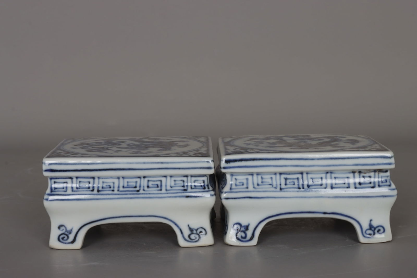 A pair of small blue and white porcelain tables with dragon patterns from the Xuande period of the (1 of 8)