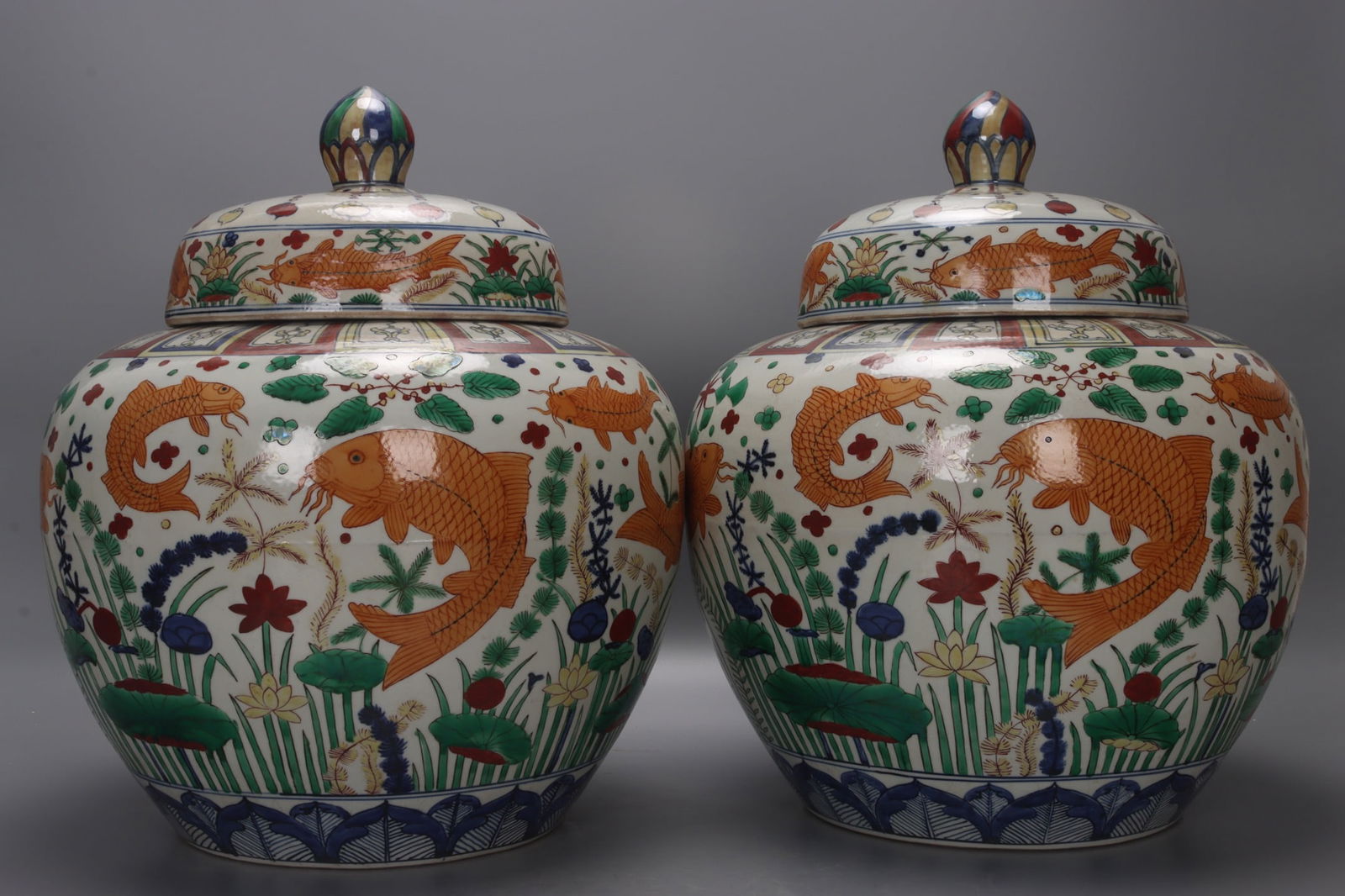 A pair of polychrome seaweed and fish jars from the Jiajing period of the Ming Dynasty: It is 47 cm high, 20 cm in diameter at the mouth, 38.5 cm in diameter at the belly, and 24 cm in diameter at the base. Provenance:Private collection of the retired lawyer Mr.Henry, Chelmsford, Massach