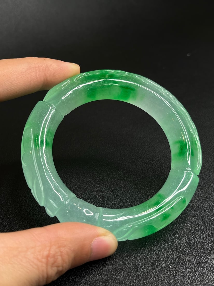 High-ice jadeite double dragon playing with a pearl bracelet: High-ice jadeite double dragon playing with a pearl bracelet Provenance:Private collection, Houston, Texas. Our dedicated team expertly handles both domestic and global SHIPPING arrangements.We also o