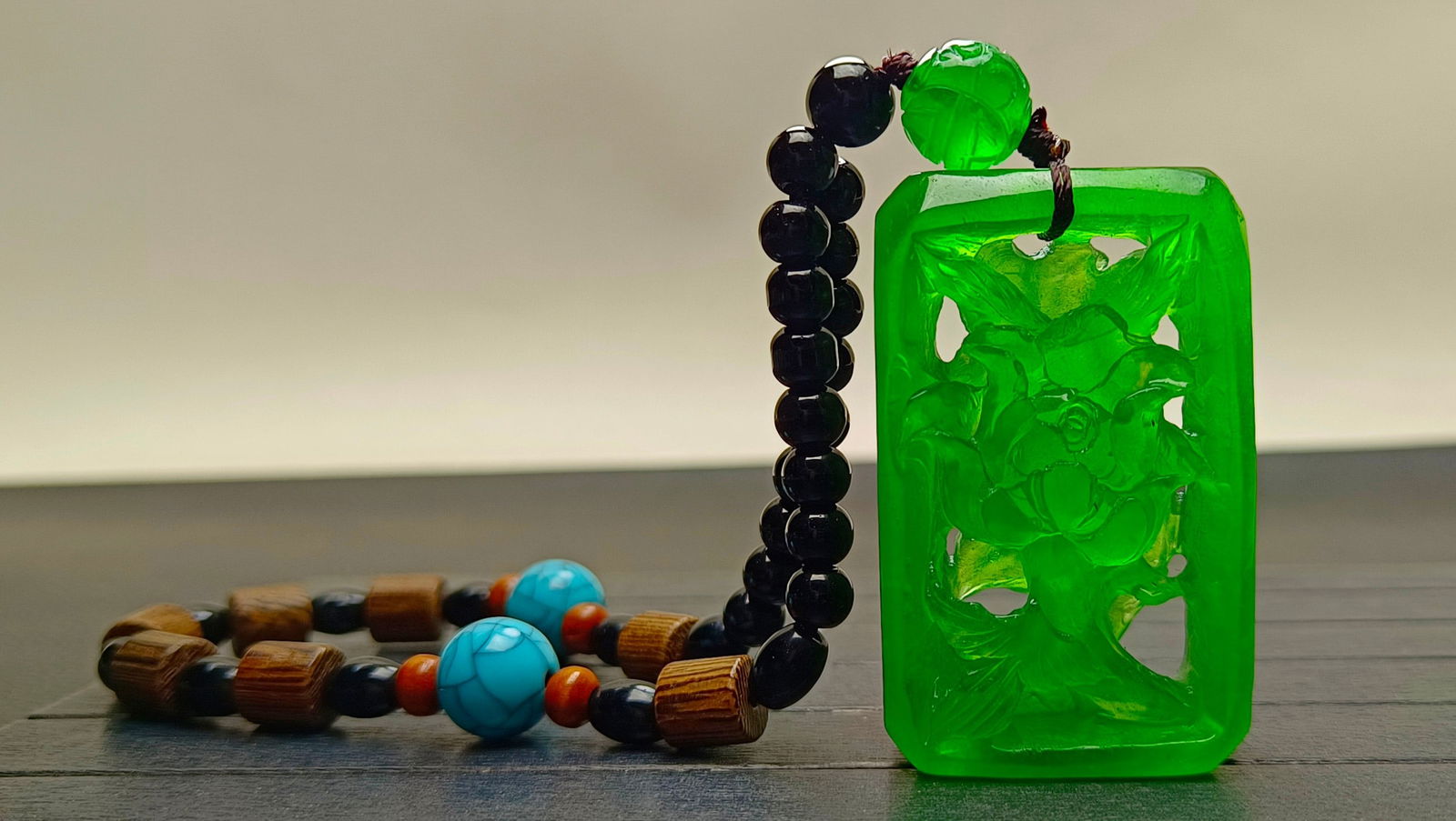 Top-grade dragon stone type imperial green extra-large and extra-thick jadeite hand-held piece (1 of 6)