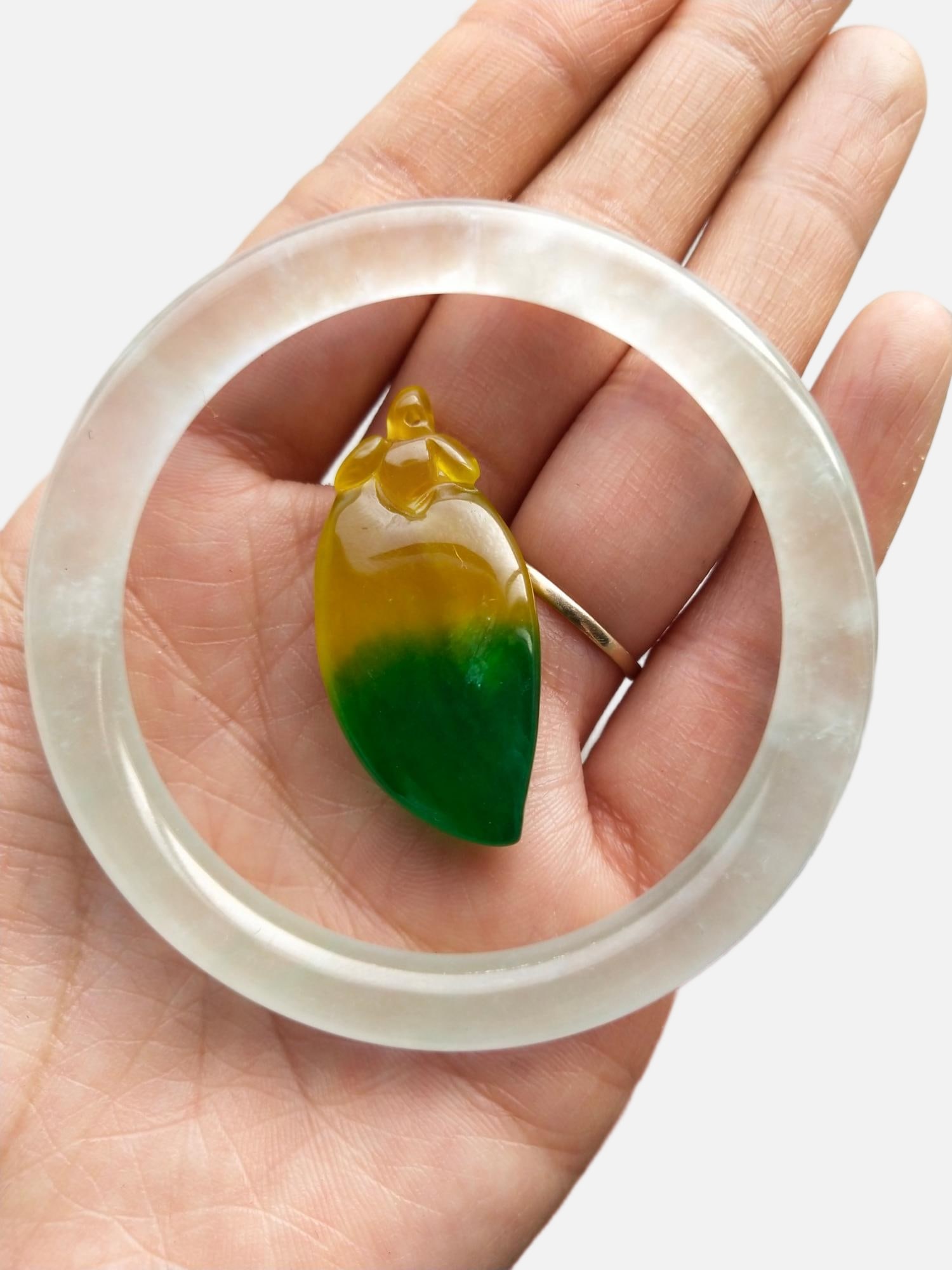 Jadeite bracelet pendant: Jadeite bracelet pendant Provenance:Private collection, Connecticut. Our dedicated team expertly handles both domestic and global SHIPPING arrangements.We also offer CONSOLIDATED SHIPPING for all good