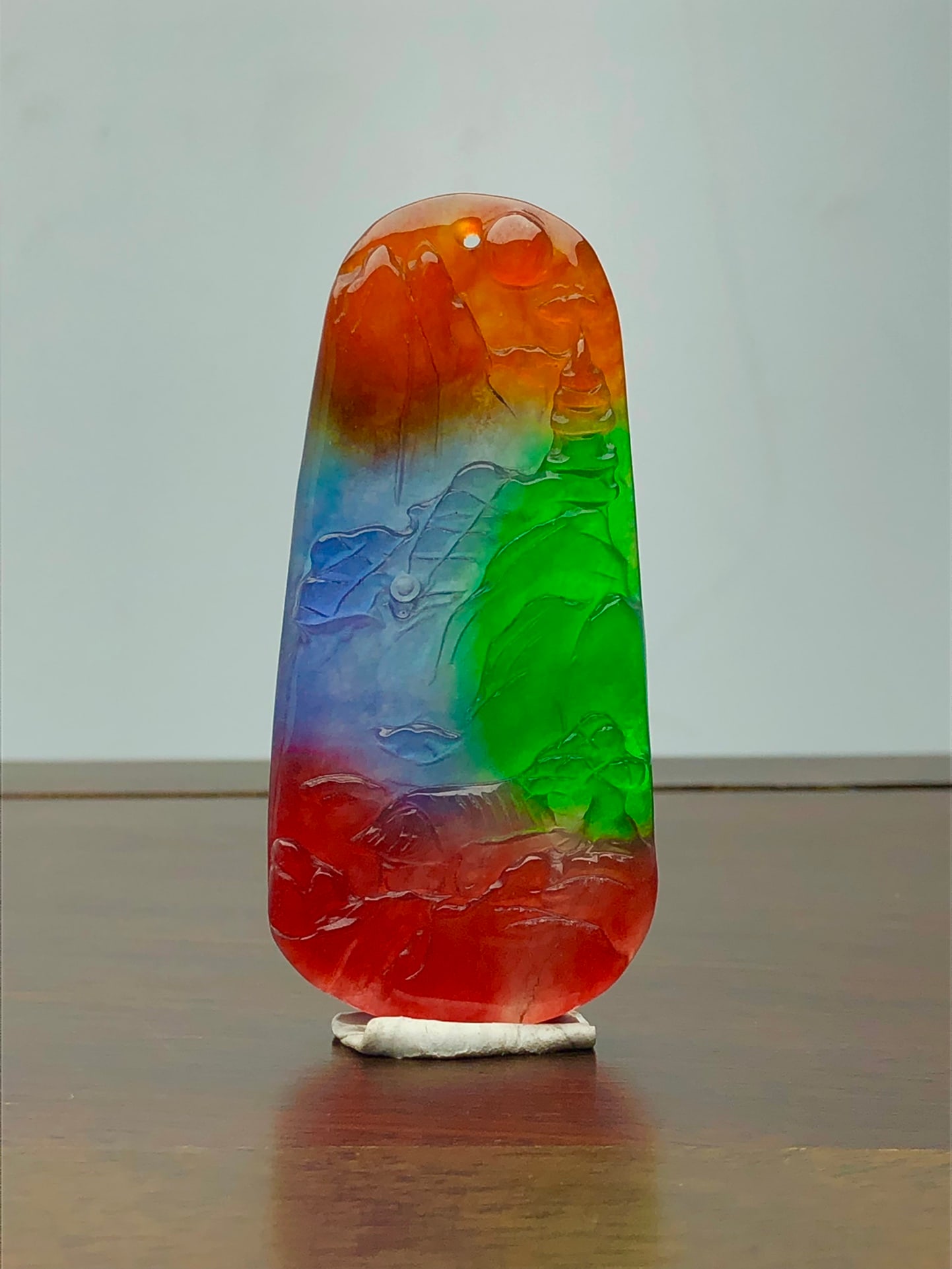 High-quality ice-colored bas-relief landscape pendant: High-quality, multi-colored, relief-carved landscape pendant, entirely handmade with exquisite relief carving. Made from superior materials, the material is icy and translucent, with full, clear color