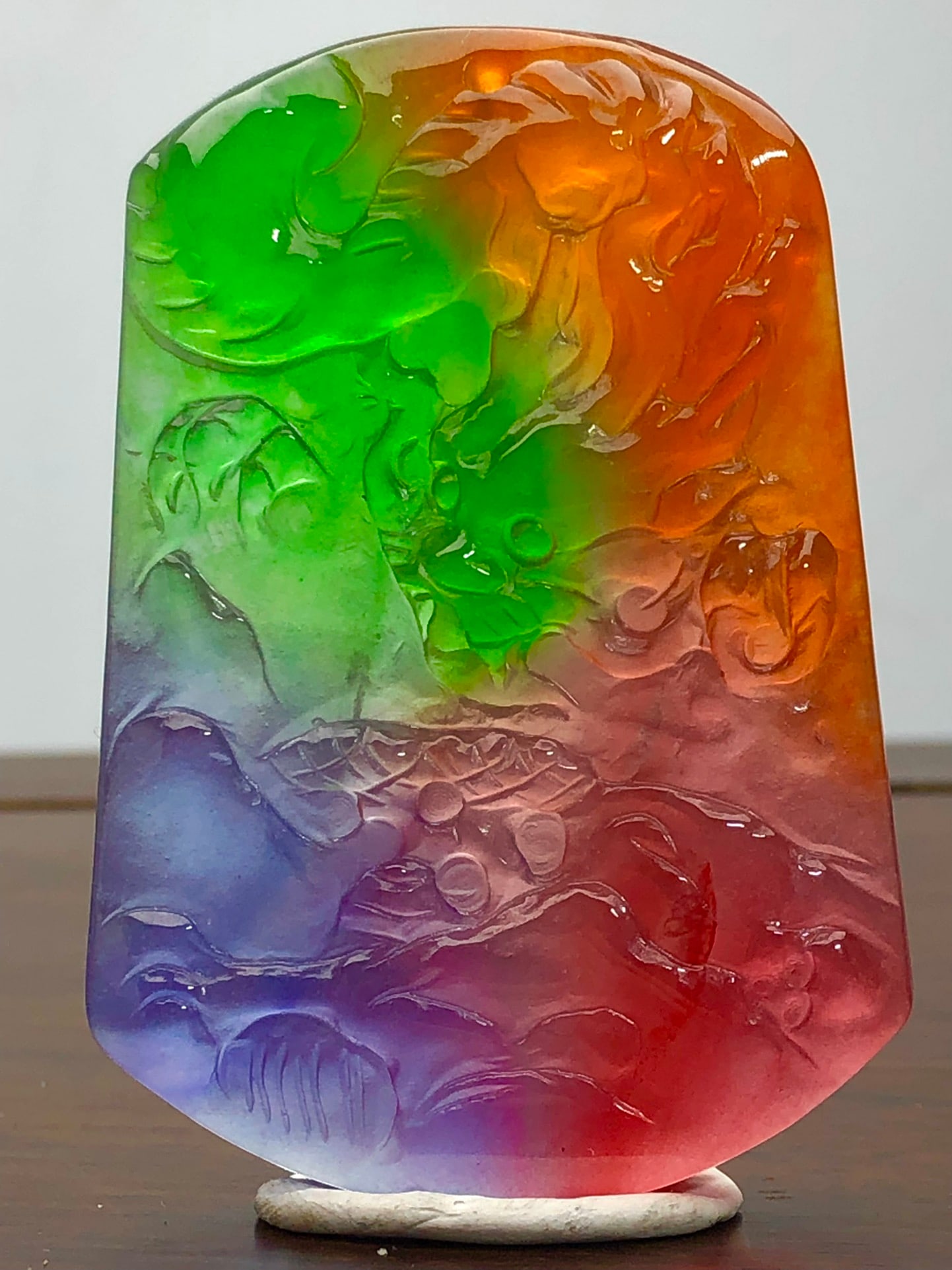 High-quality icy multicolored relief landscape and dragon pattern pendant: High-quality, multi-colored, relief-carved landscape and dragon pattern pendant. Exquisitely handcrafted with superior materials, the material is icy and translucent, with full, clear color, beautiful