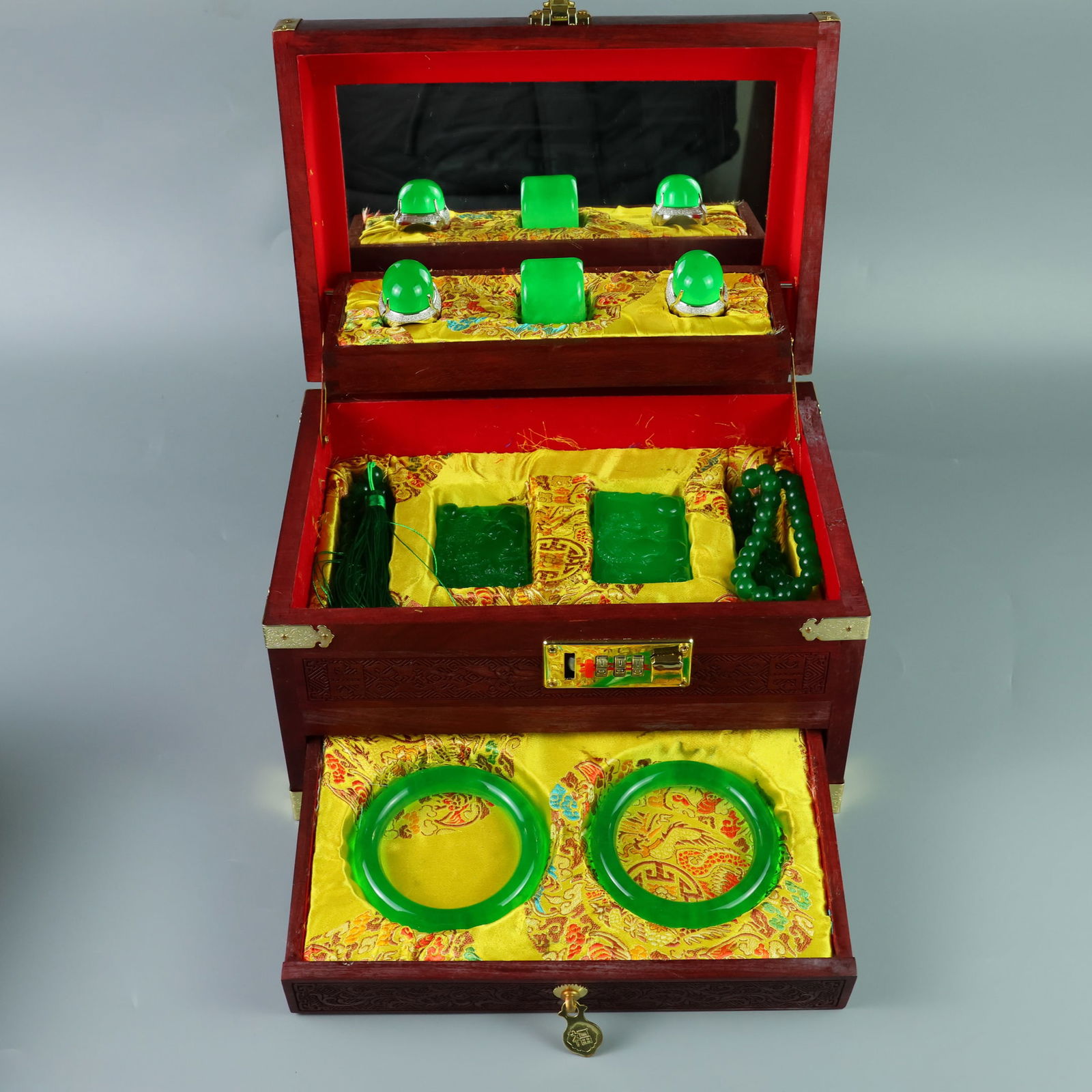 Perfectly crafted high-grade ice crystal carving set: Perfectly crafted high-grade ice jadeite with exquisite carving set box . The base is pure, rich, clean, and transparent, with a strong fluorescence and excellent rigidity. It is icy and translucent,