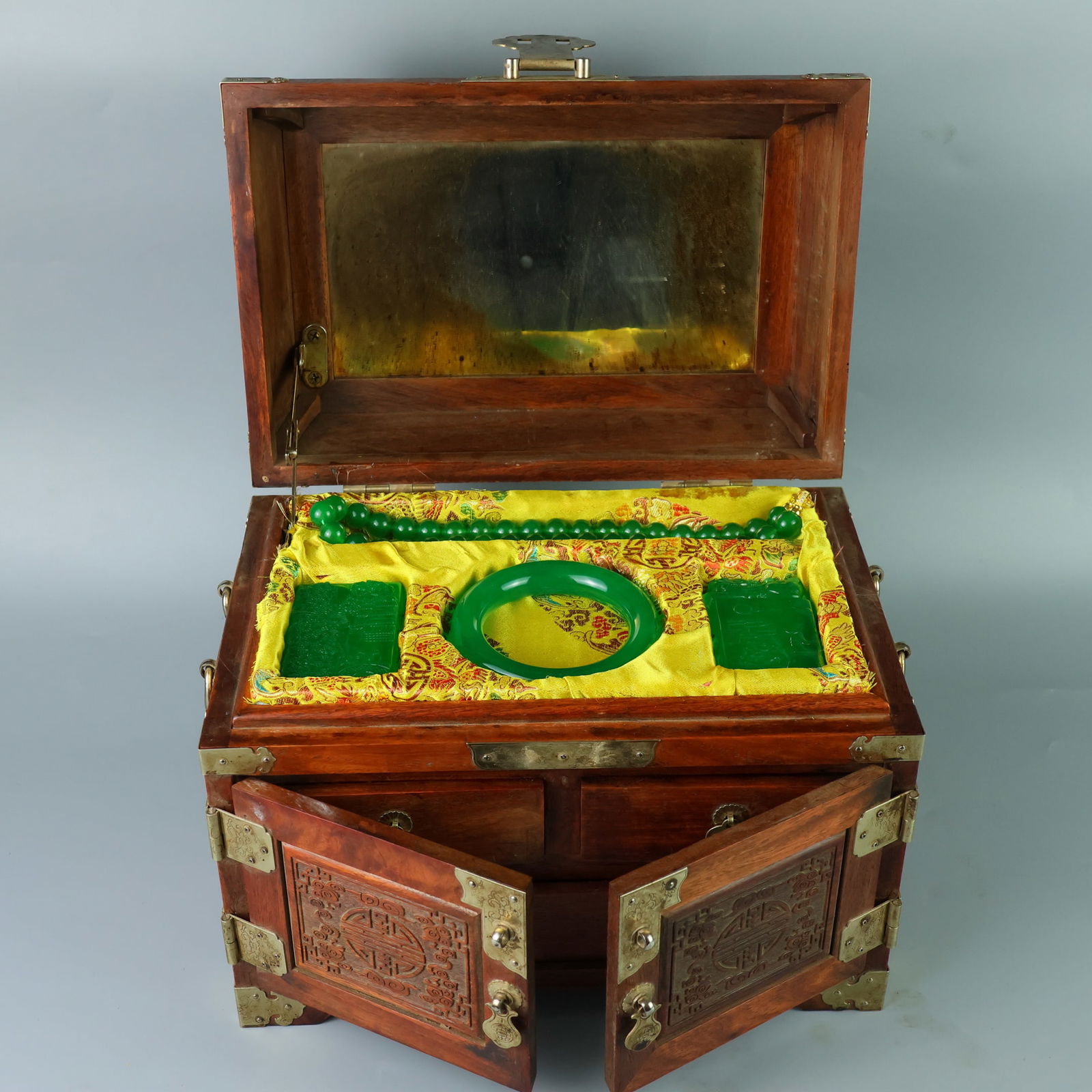 Perfectly crafted high-grade ice crystal carving set: Perfectly crafted high-grade ice jadeite with exquisite carving set box . The base is pure, rich, clean, and transparent, with a strong fluorescence and excellent rigidity. It is icy and translucent,